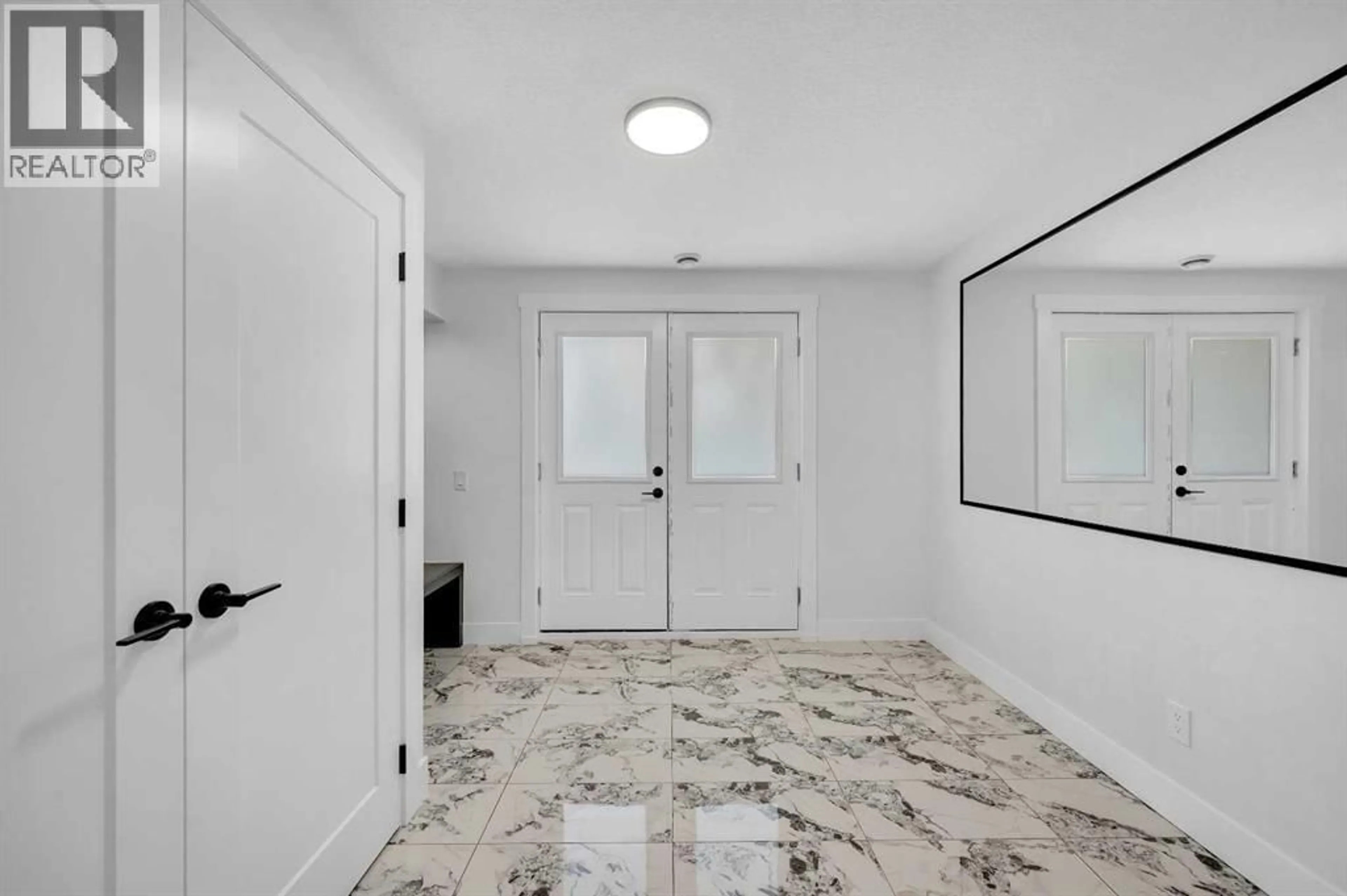 Indoor entryway for 23 EDGEWOOD PLACE NORTHWEST, Calgary Alberta T3A2T8