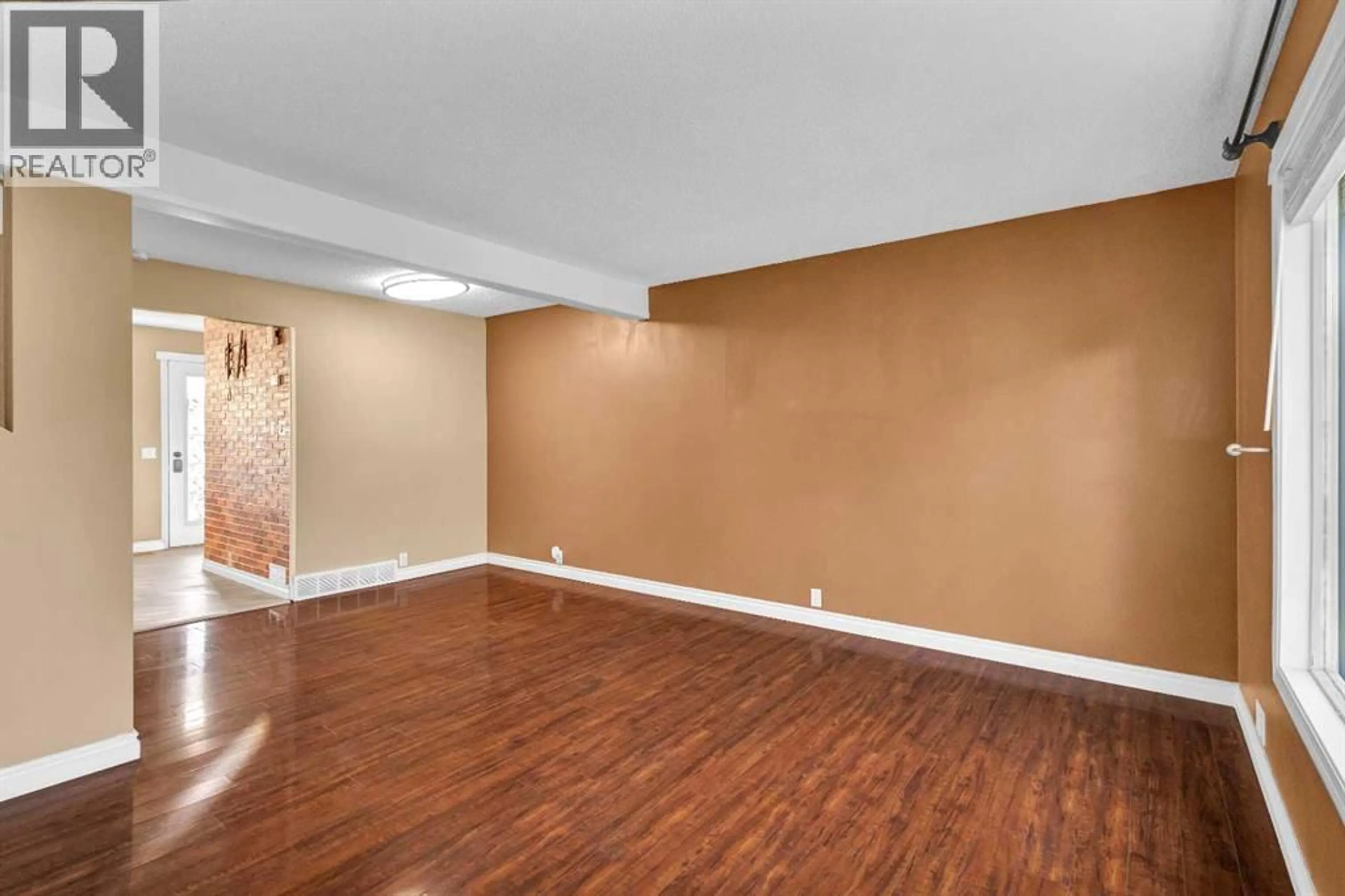 A pic of a room for 32 ERIN MOUNT CRESCENT SOUTHEAST, Calgary Alberta T2B2S3