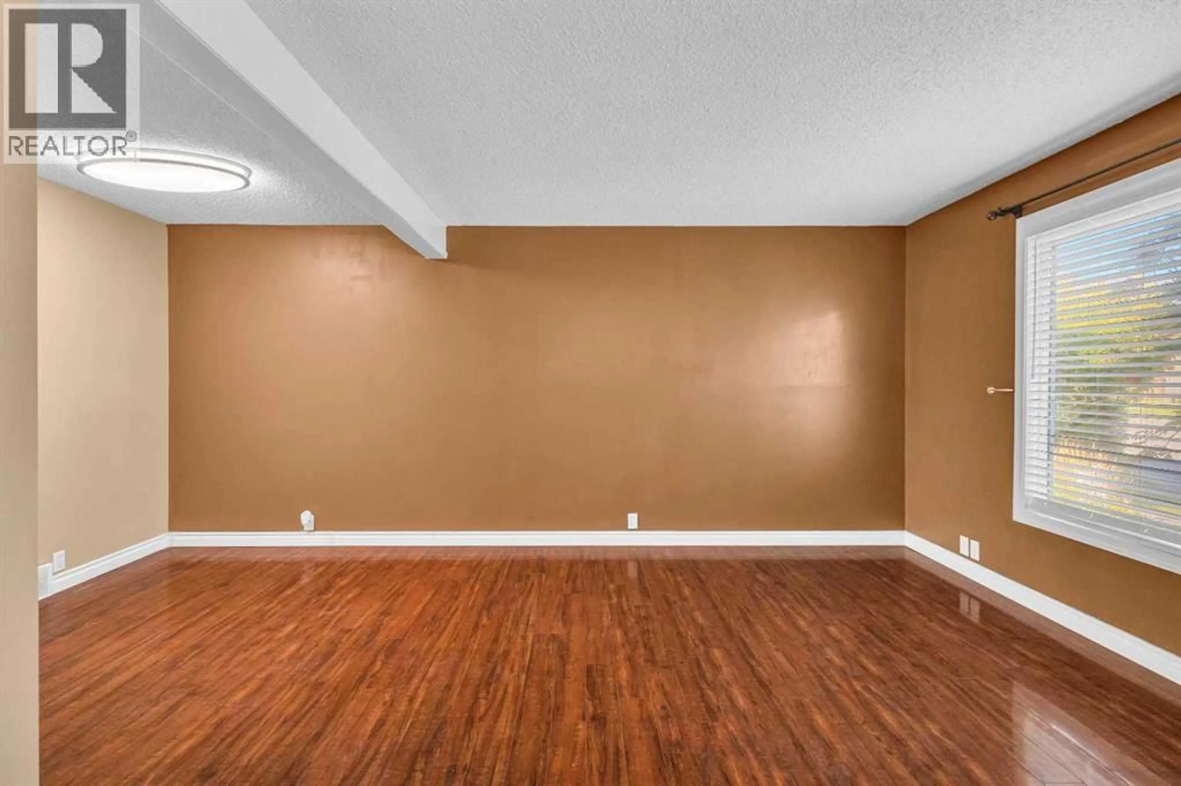 A pic of a room for 32 ERIN MOUNT CRESCENT SOUTHEAST, Calgary Alberta T2B2S3