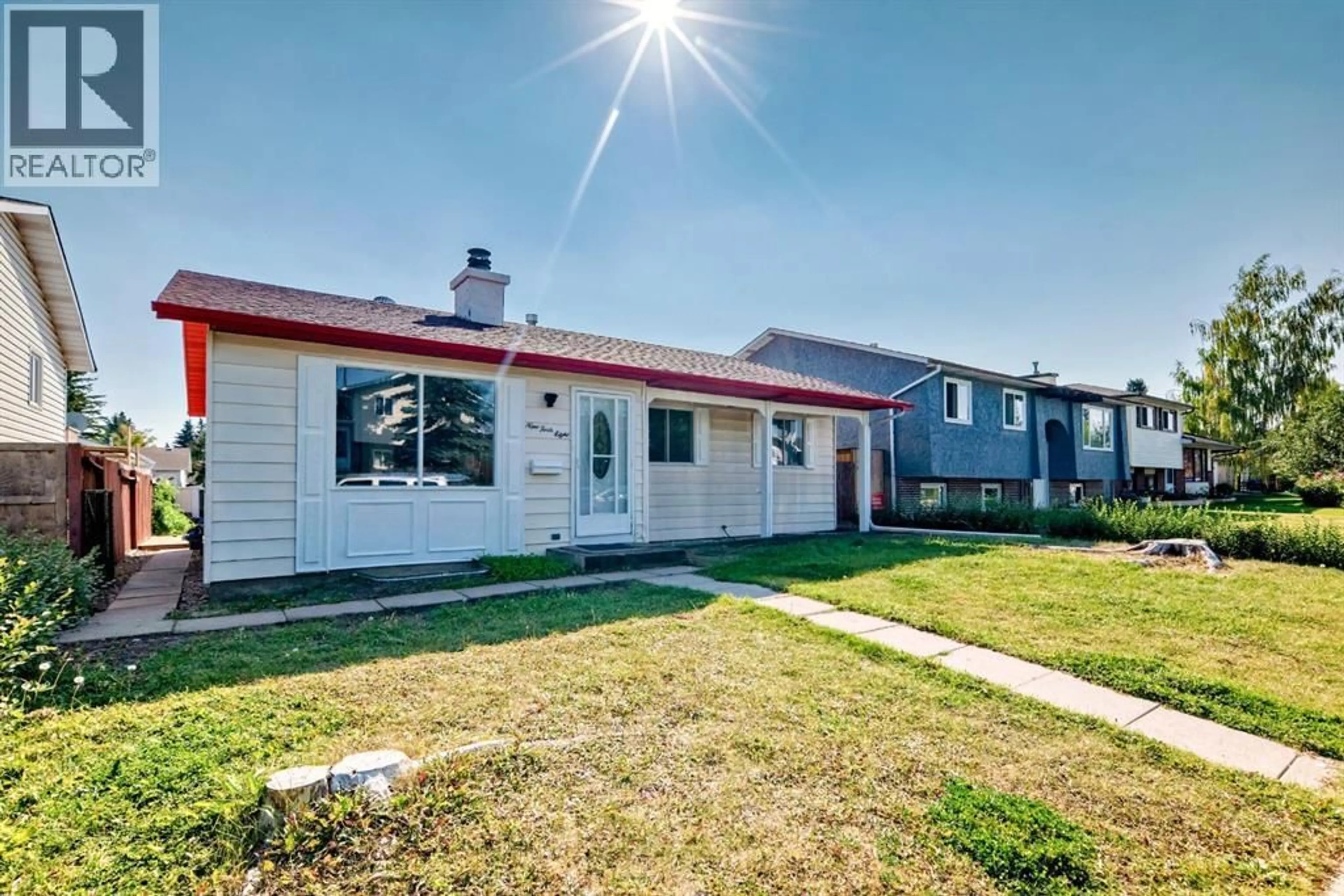 Home with vinyl exterior material, street for 948 RUNDLECAIRN WAY NORTHEAST, Calgary Alberta T1Y2X2