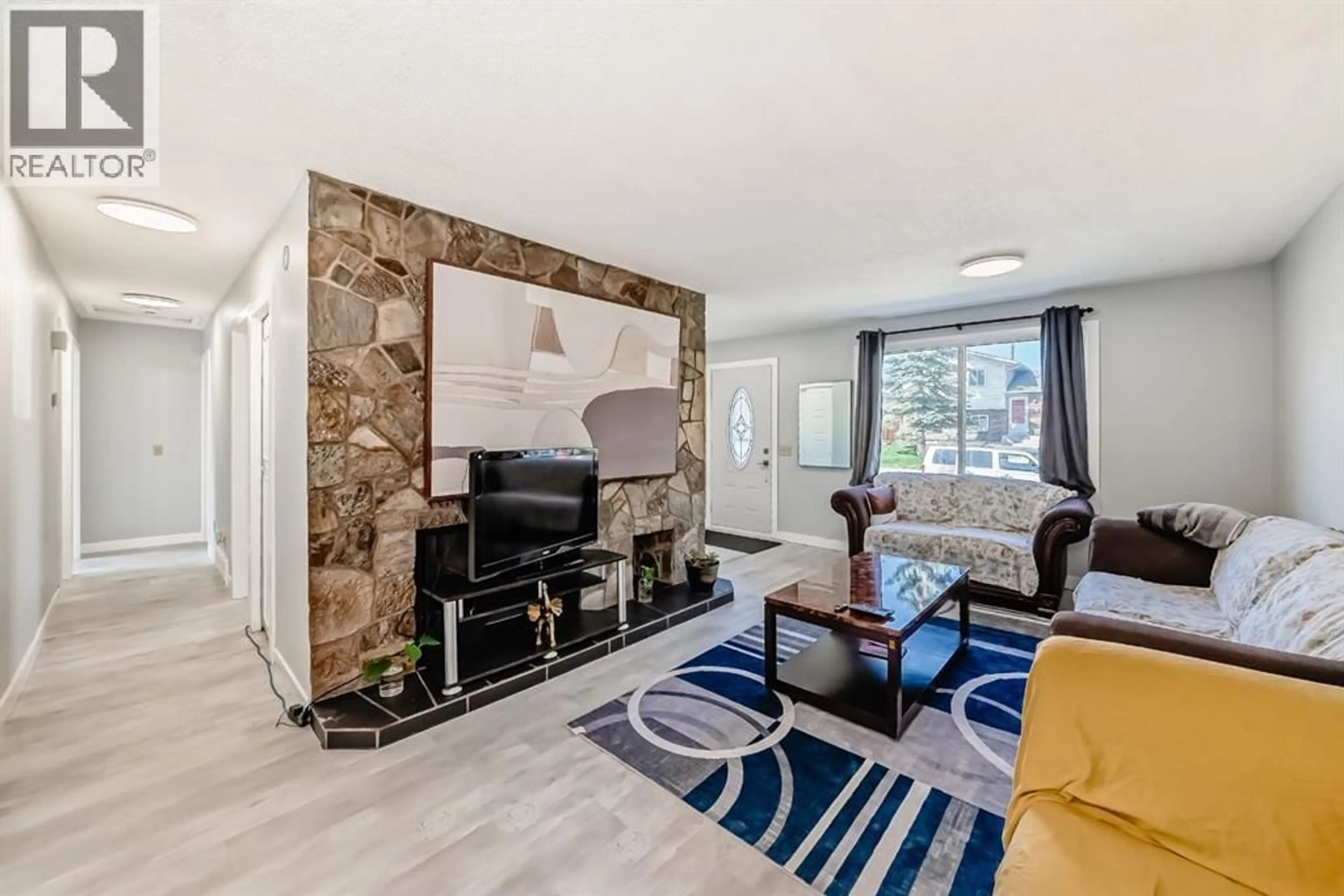 Living room with furniture, unknown for 948 RUNDLECAIRN WAY NORTHEAST, Calgary Alberta T1Y2X2