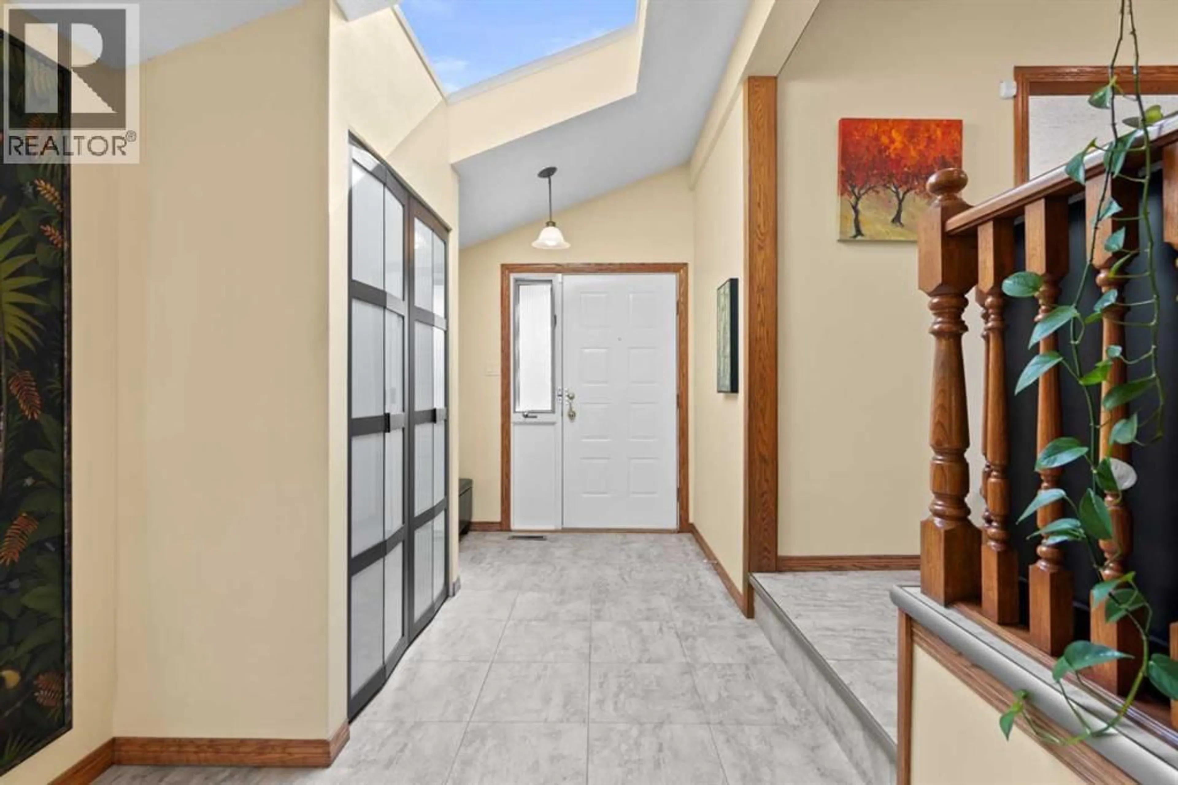 Indoor foyer for 2224 24 AVENUE NORTHWEST, Calgary Alberta T2M1Z7