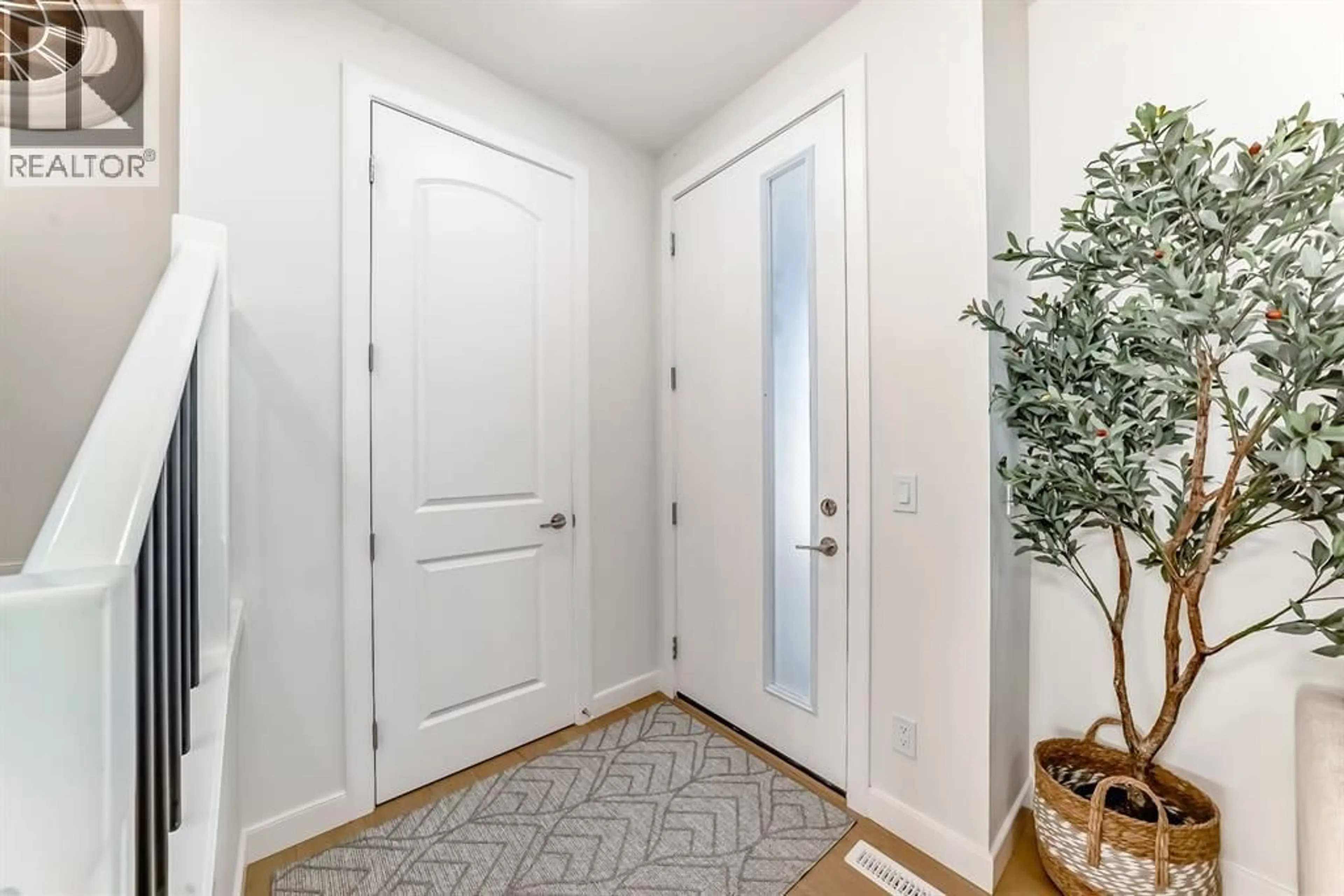 Indoor entryway for 325 WATERFORD BOULEVARD, Chestermere Alberta T1X2Z7