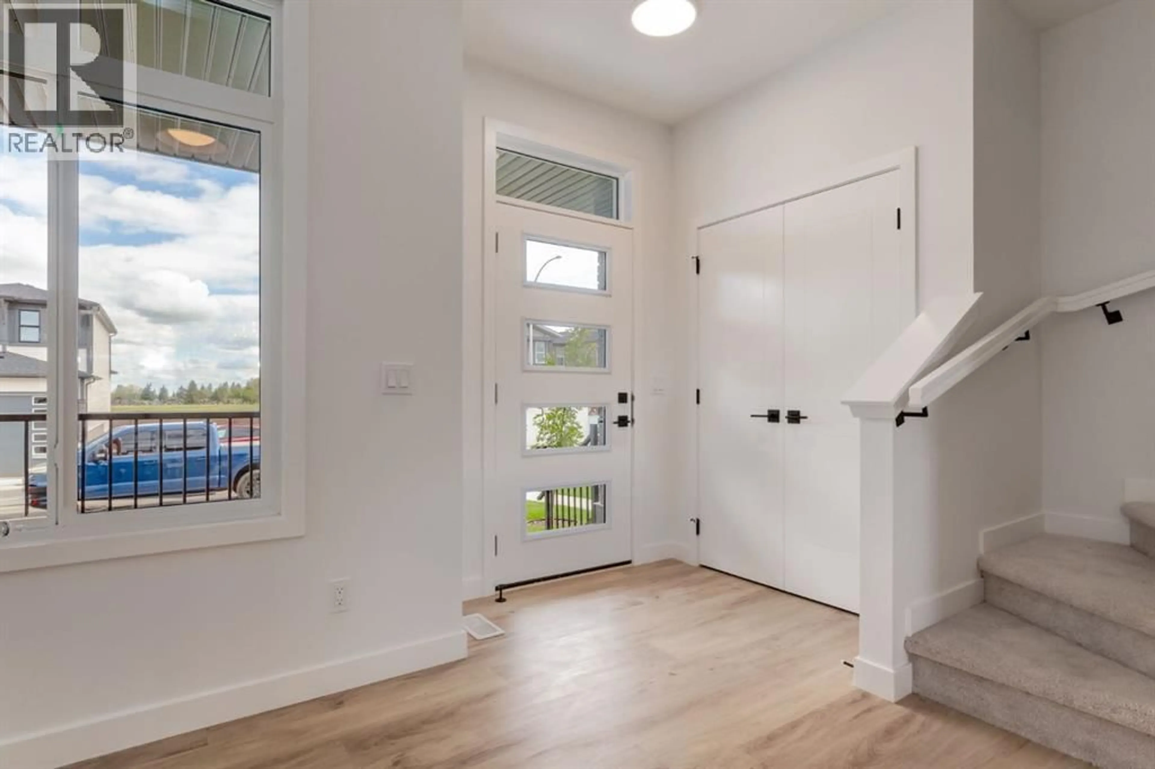 Indoor entryway for 146 BELVEDERE CRESCENT SOUTHEAST, Calgary Alberta t2a7g2