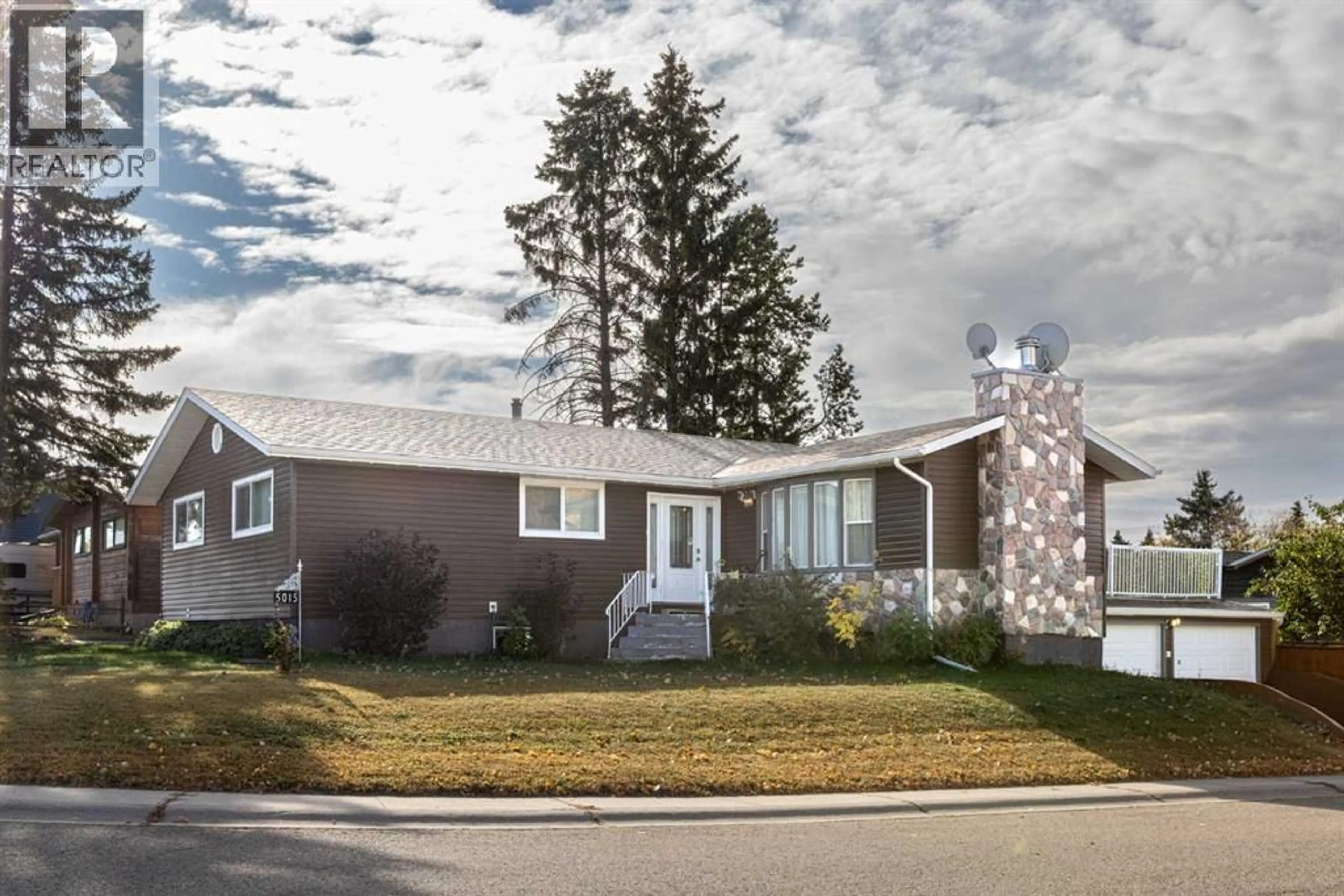 Home with vinyl exterior material, street for 5015 35 STREET, Innisfail Alberta T4G1H5