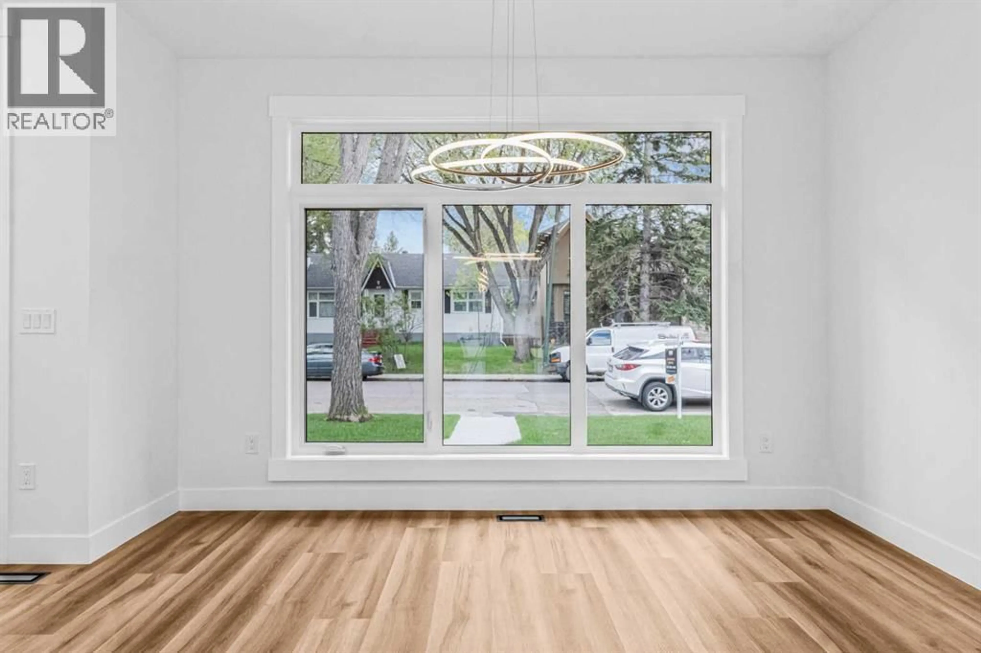 Indoor entryway for 430 33 AVENUE NORTHWEST, Calgary Alberta T2K0B4