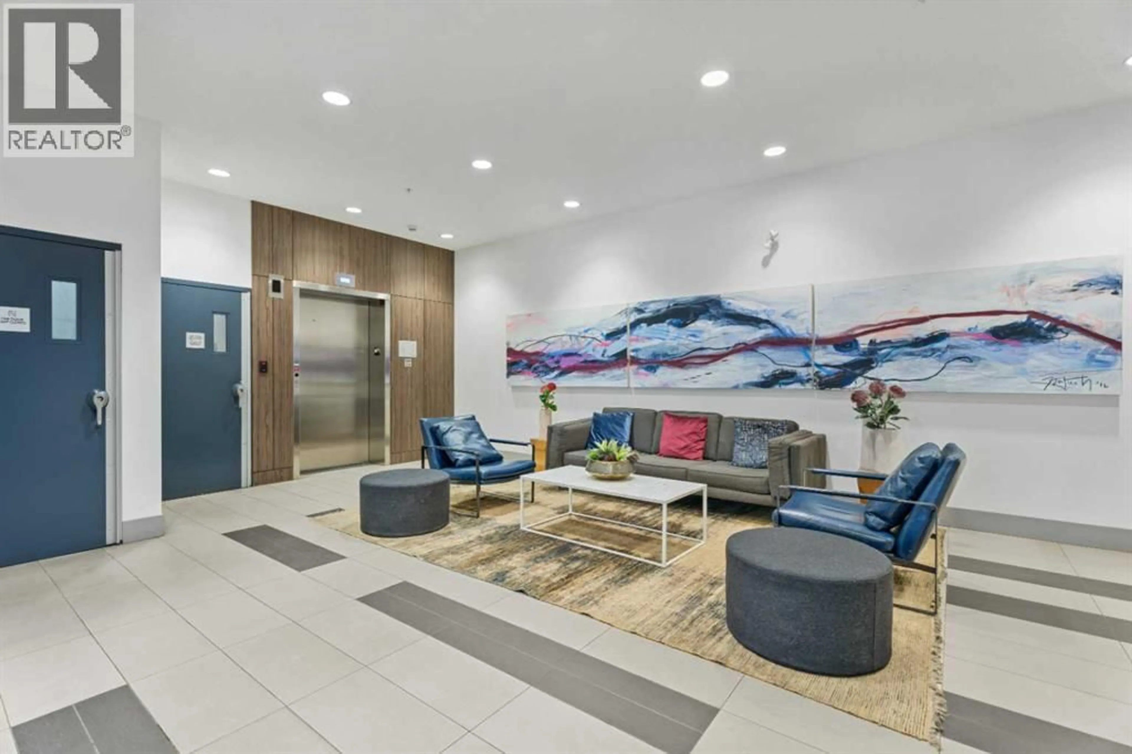 Lobby for 510 EDMONTON TRAIL NORTHEAST, Calgary Alberta T2E3H1