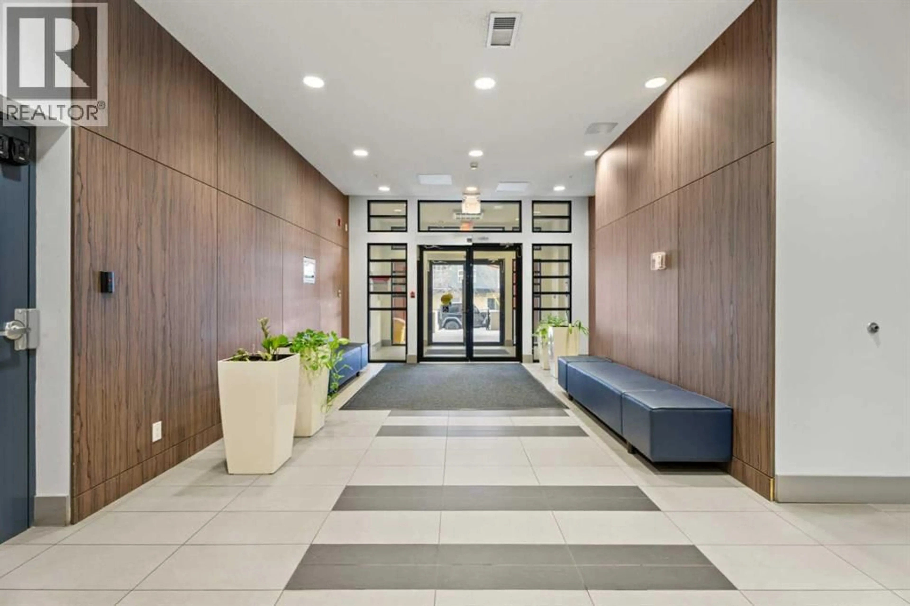 Indoor foyer for 510 EDMONTON TRAIL NORTHEAST, Calgary Alberta T2E3H1