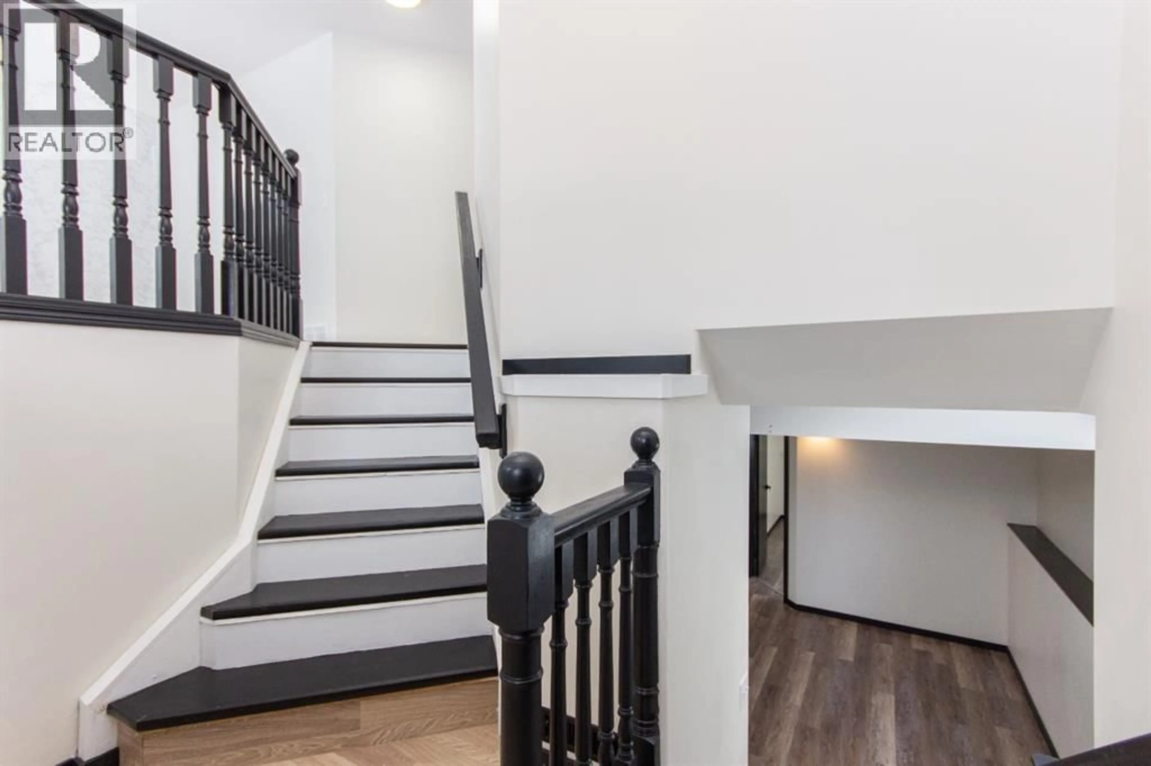 Stairs for 16 JOHNSON CLOSE, Penhold Alberta T0M0R1