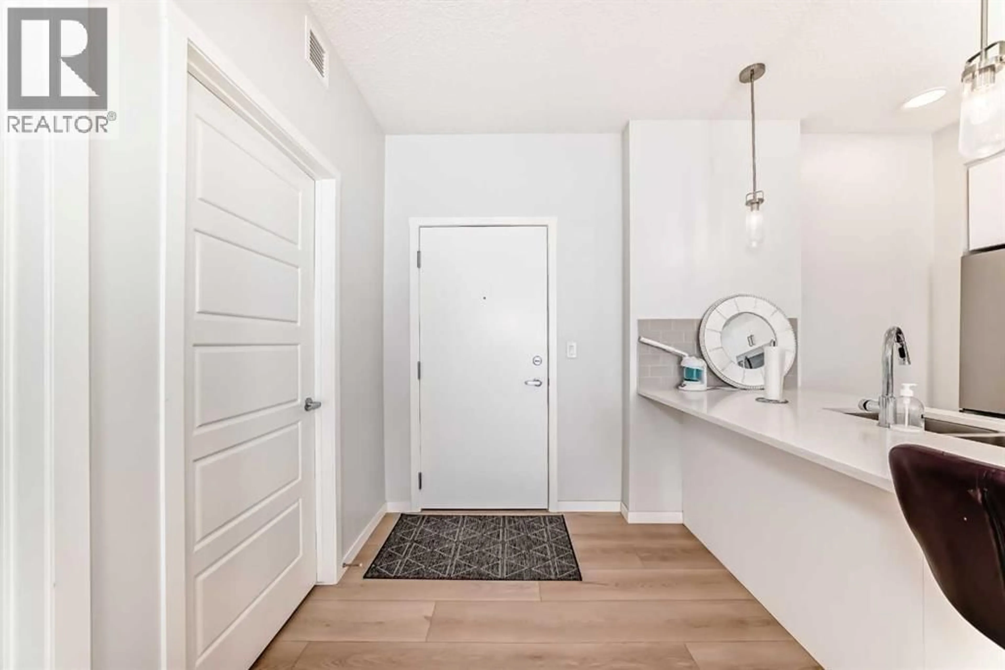 Indoor entryway for 550 BELMONT STREET SOUTHWEST, Calgary Alberta T2X5Y9