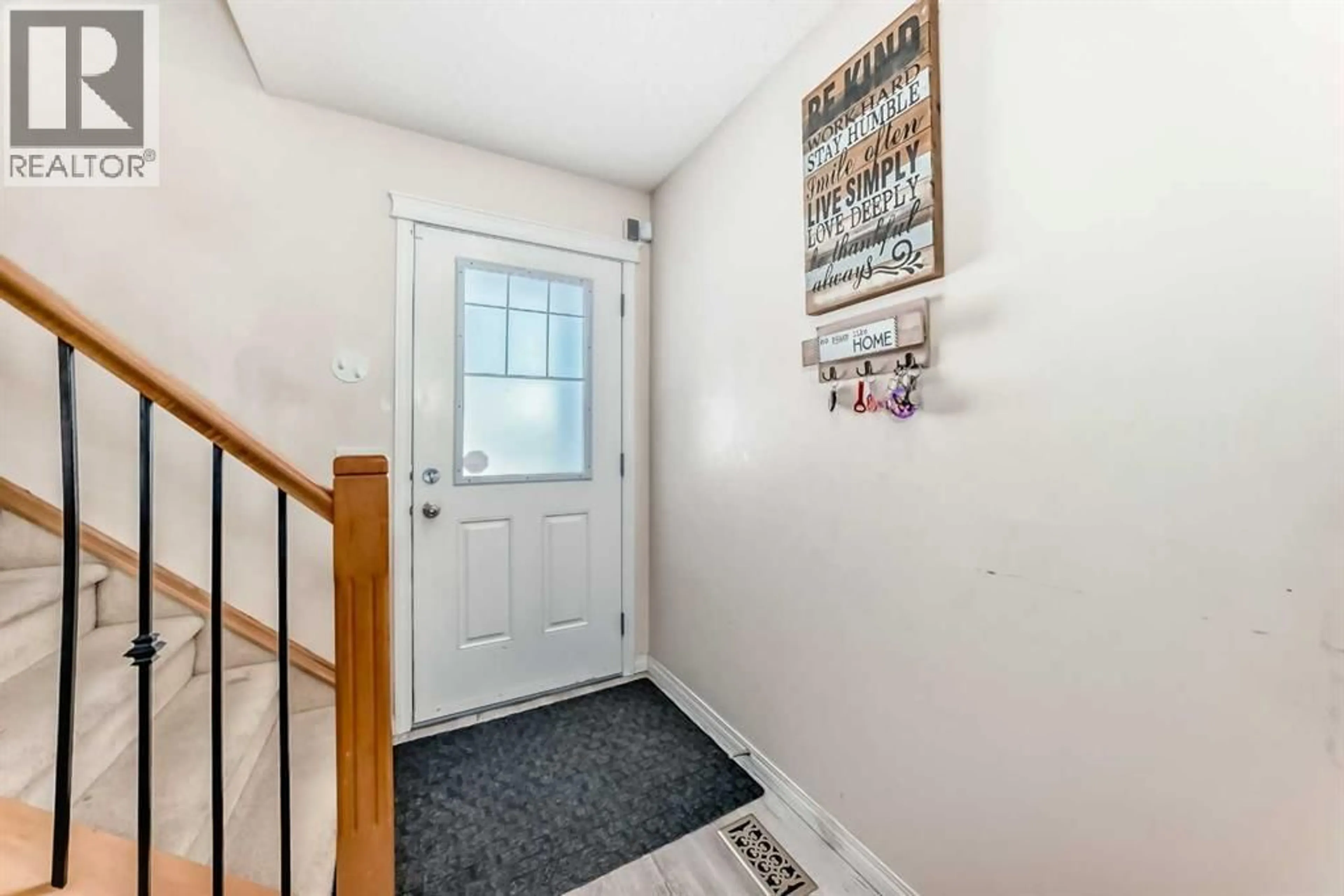 Indoor entryway for 151 COVEPARK GREEN NORTHEAST, Calgary Alberta T3K6L2