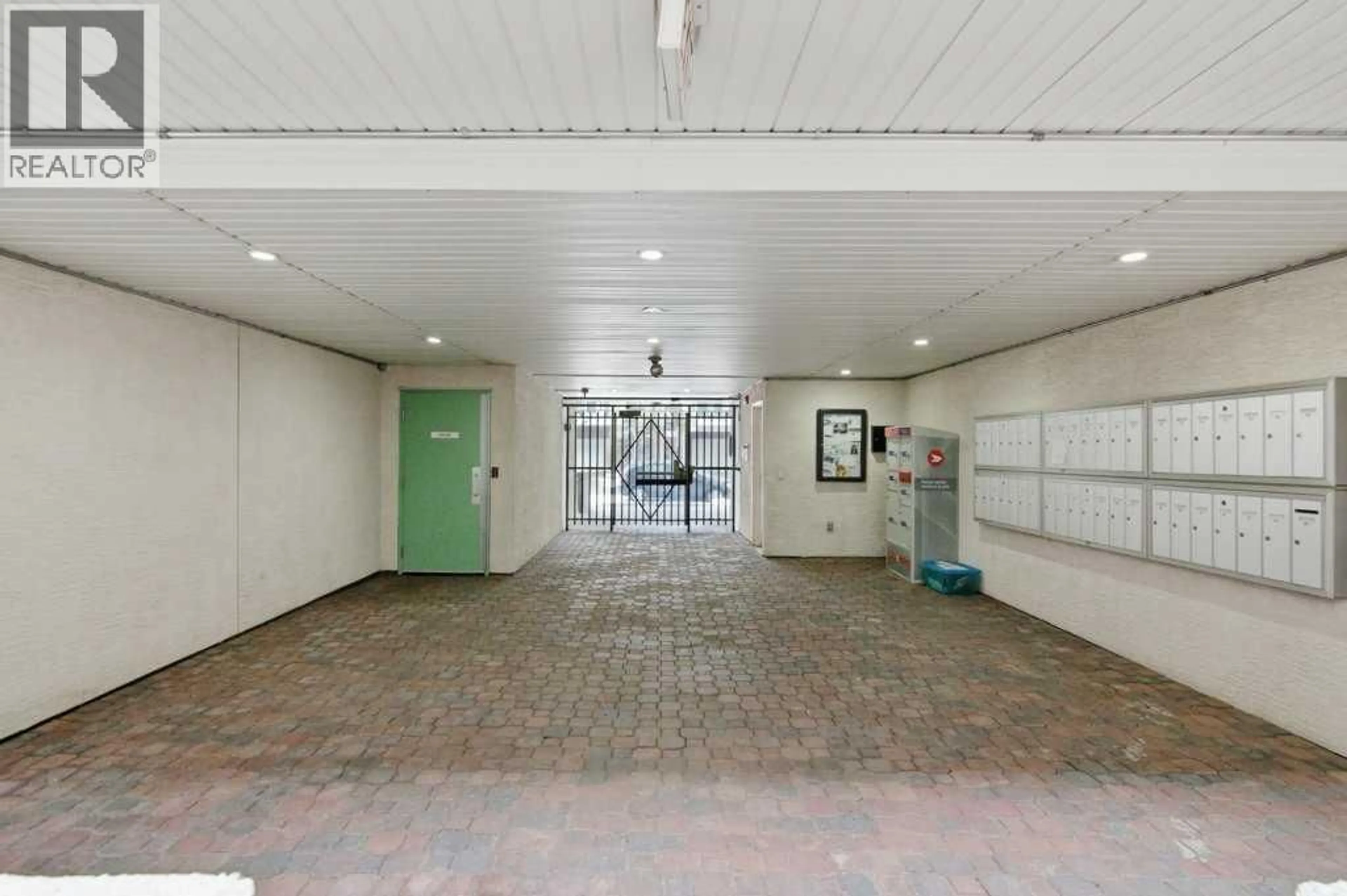 Indoor garage for 1235 13 AVENUE SOUTHWEST, Calgary Alberta T3C0T2