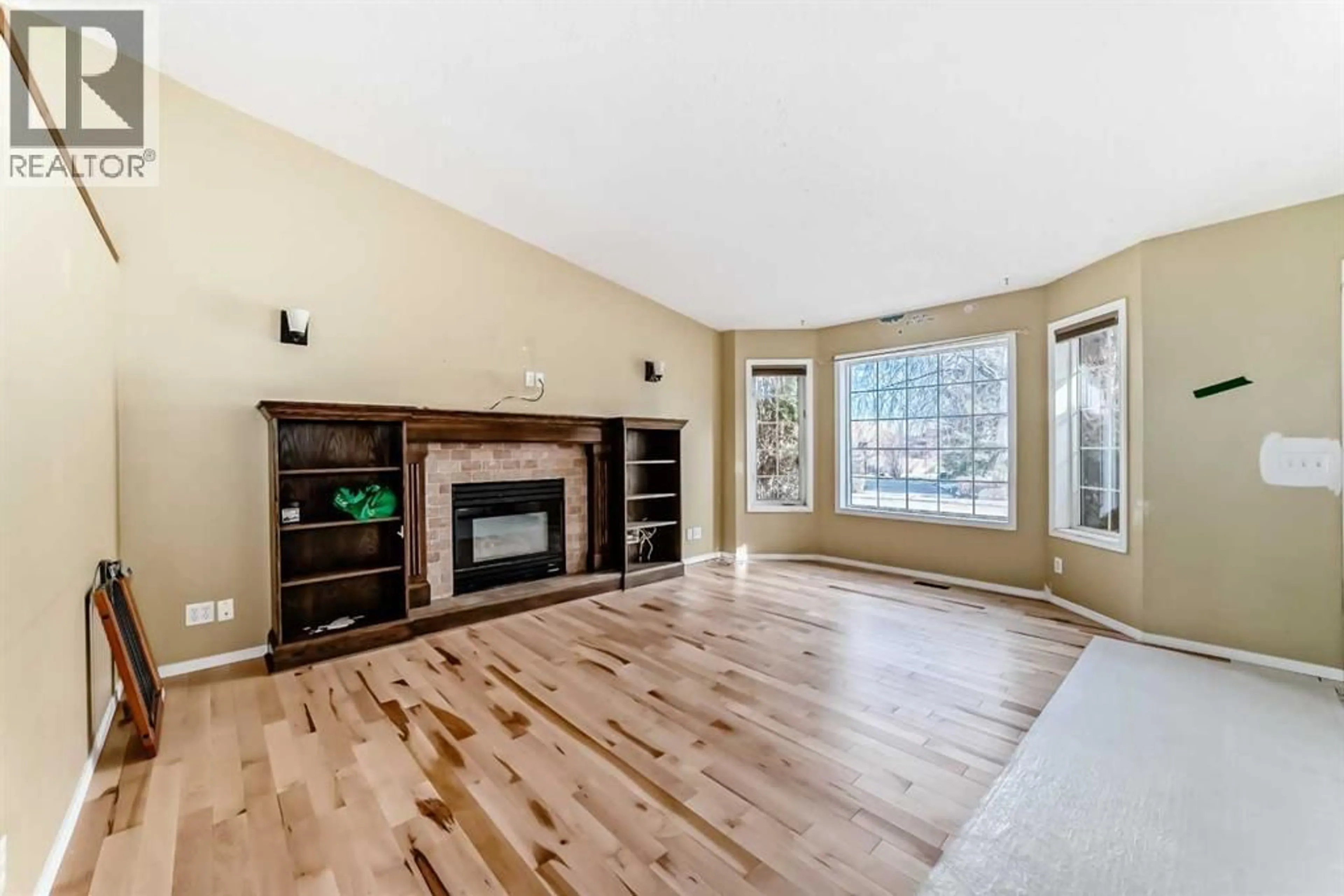 Living room with furniture, wood/laminate floor for 50 GREEN MEADOW DRIVE, Strathmore Alberta T1P1H2