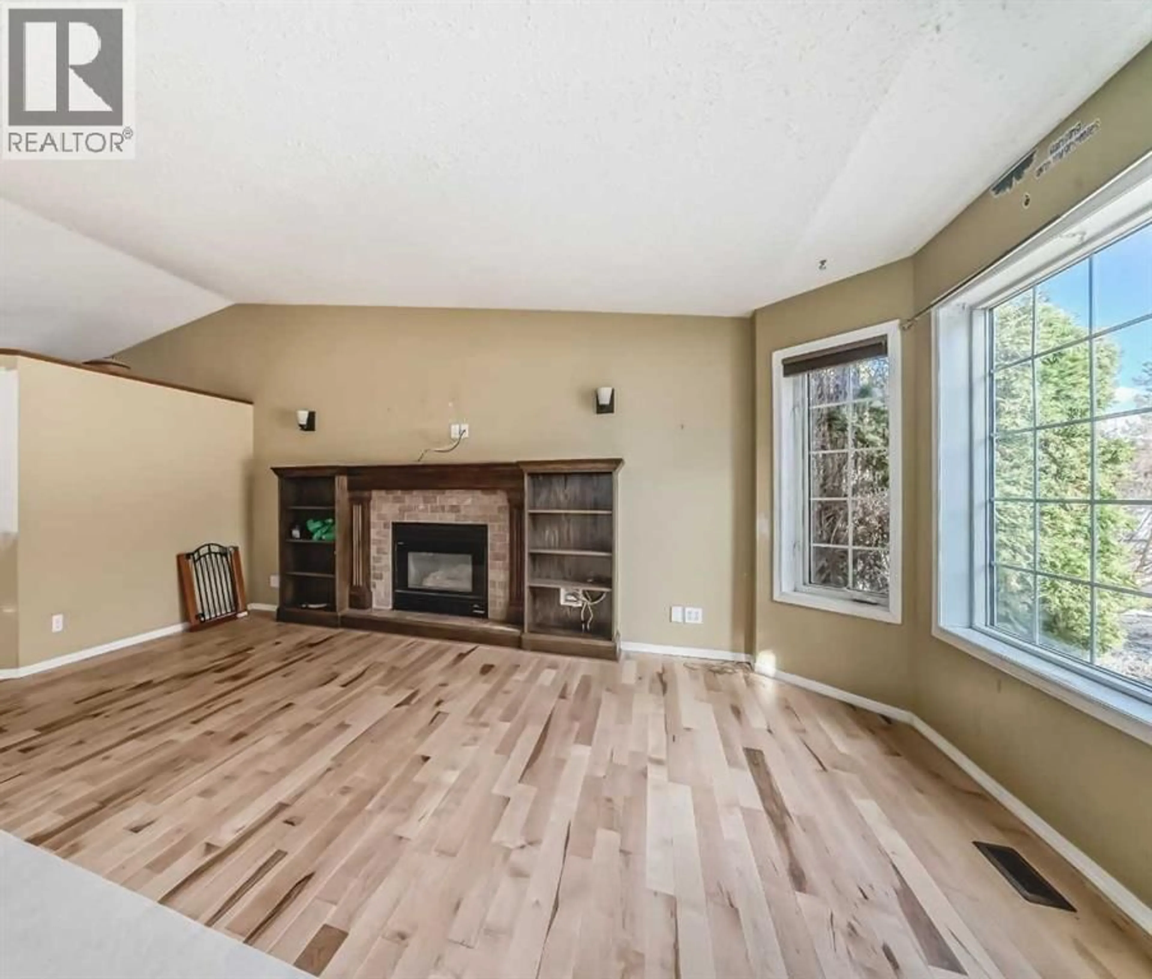 Living room with furniture, wood/laminate floor for 50 GREEN MEADOW DRIVE, Strathmore Alberta T1P1H2