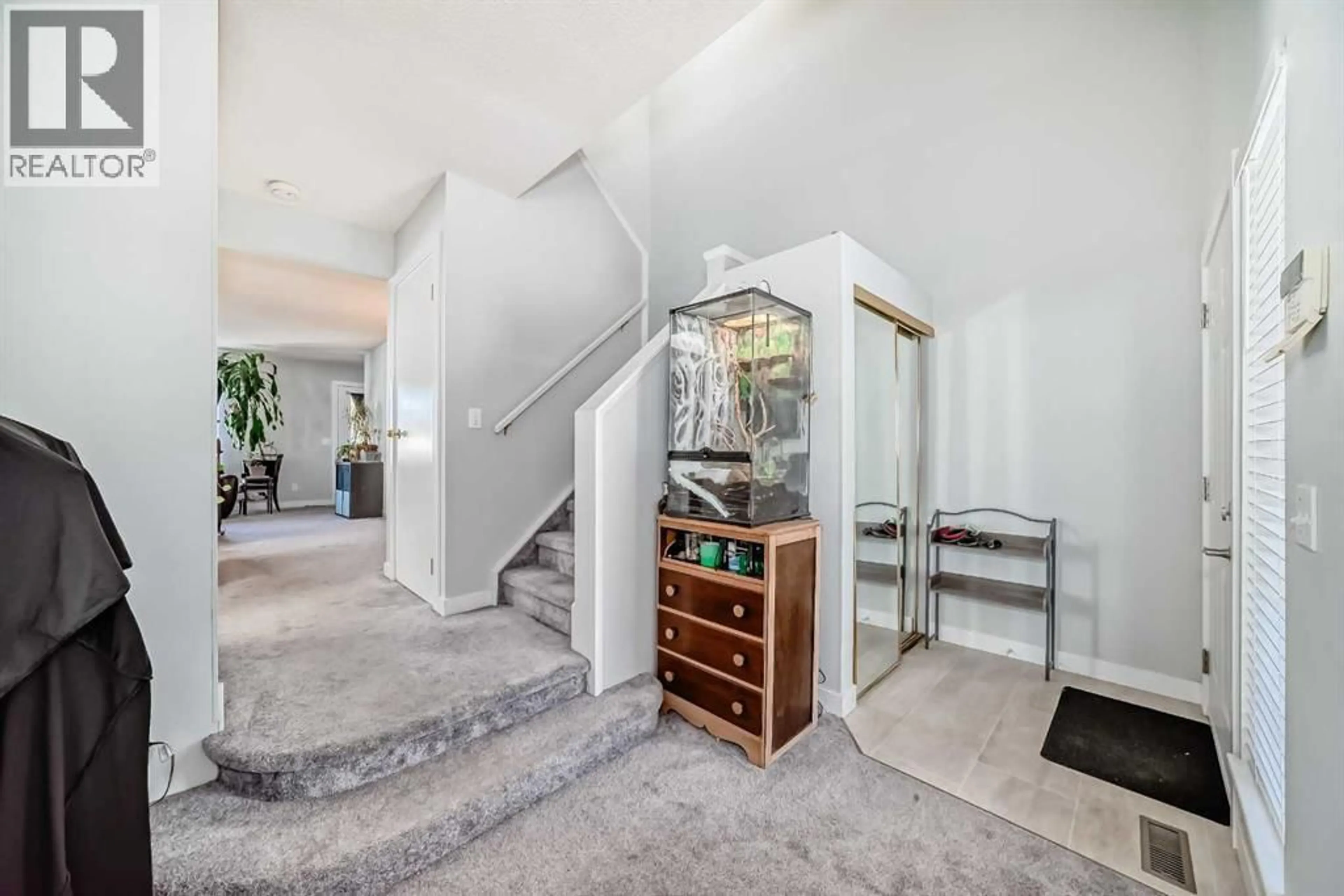 Indoor foyer for 3315 CATALINA BOULEVARD NORTHEAST, Calgary Alberta T1Y6T8