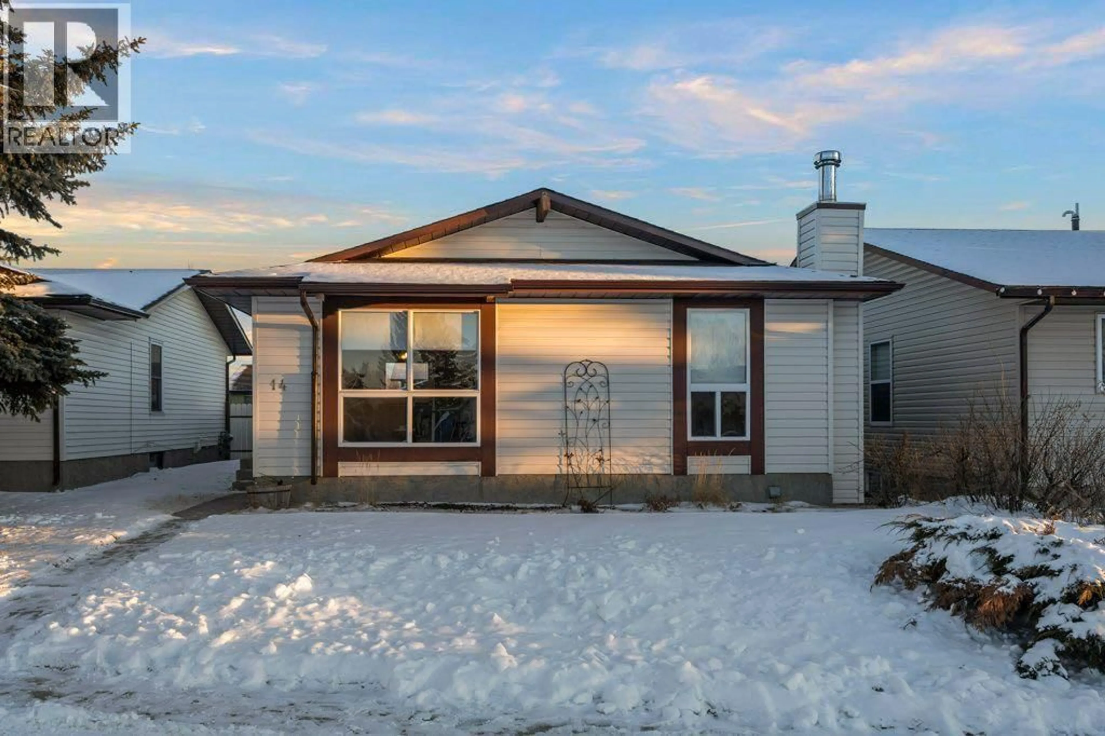 Home with vinyl exterior material, street for 14 SUNNYSIDE PLACE SOUTHEAST, Airdrie Alberta T4B1S4