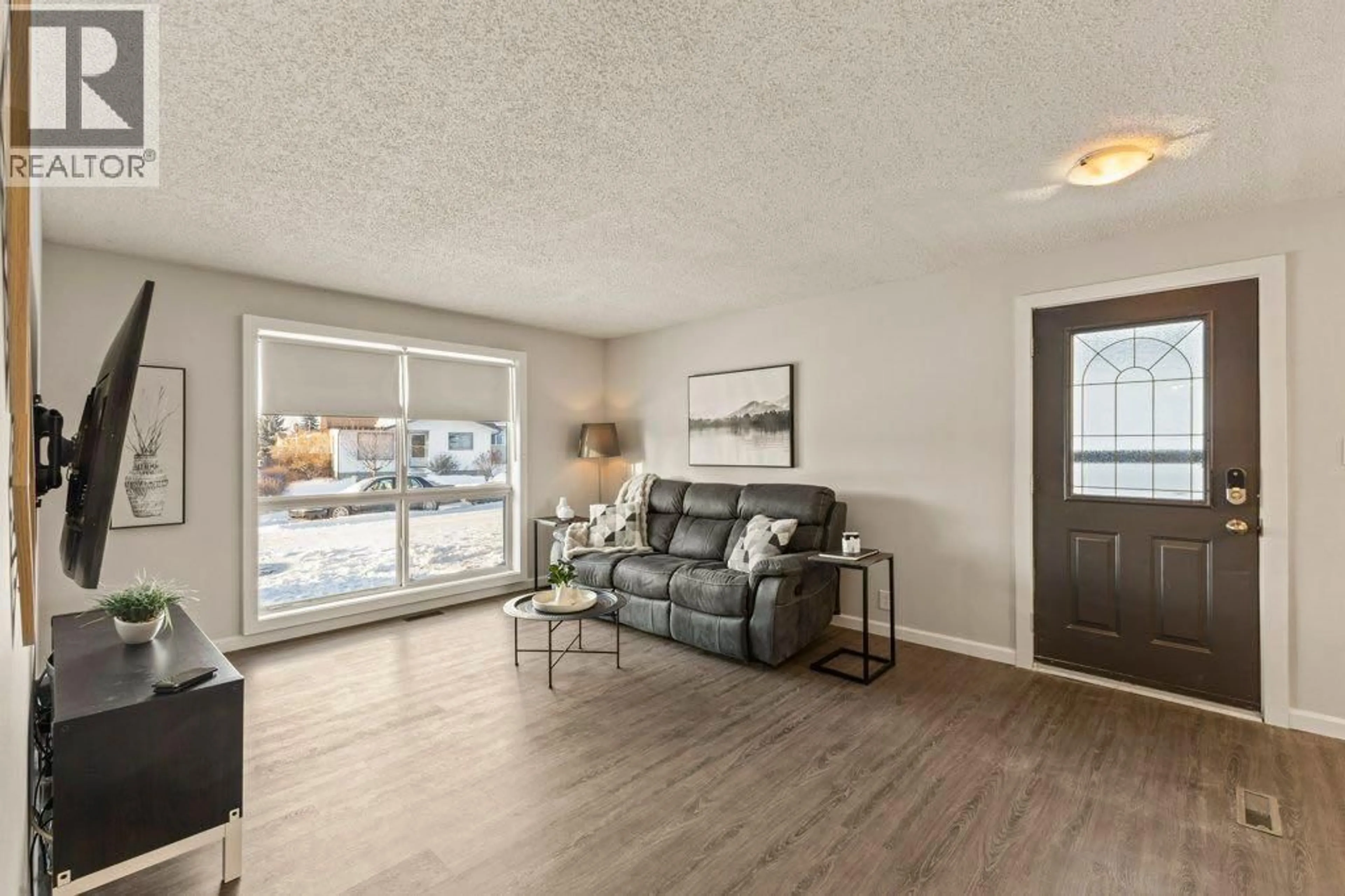 Living room with furniture, unknown for 14 SUNNYSIDE PLACE SOUTHEAST, Airdrie Alberta T4B1S4