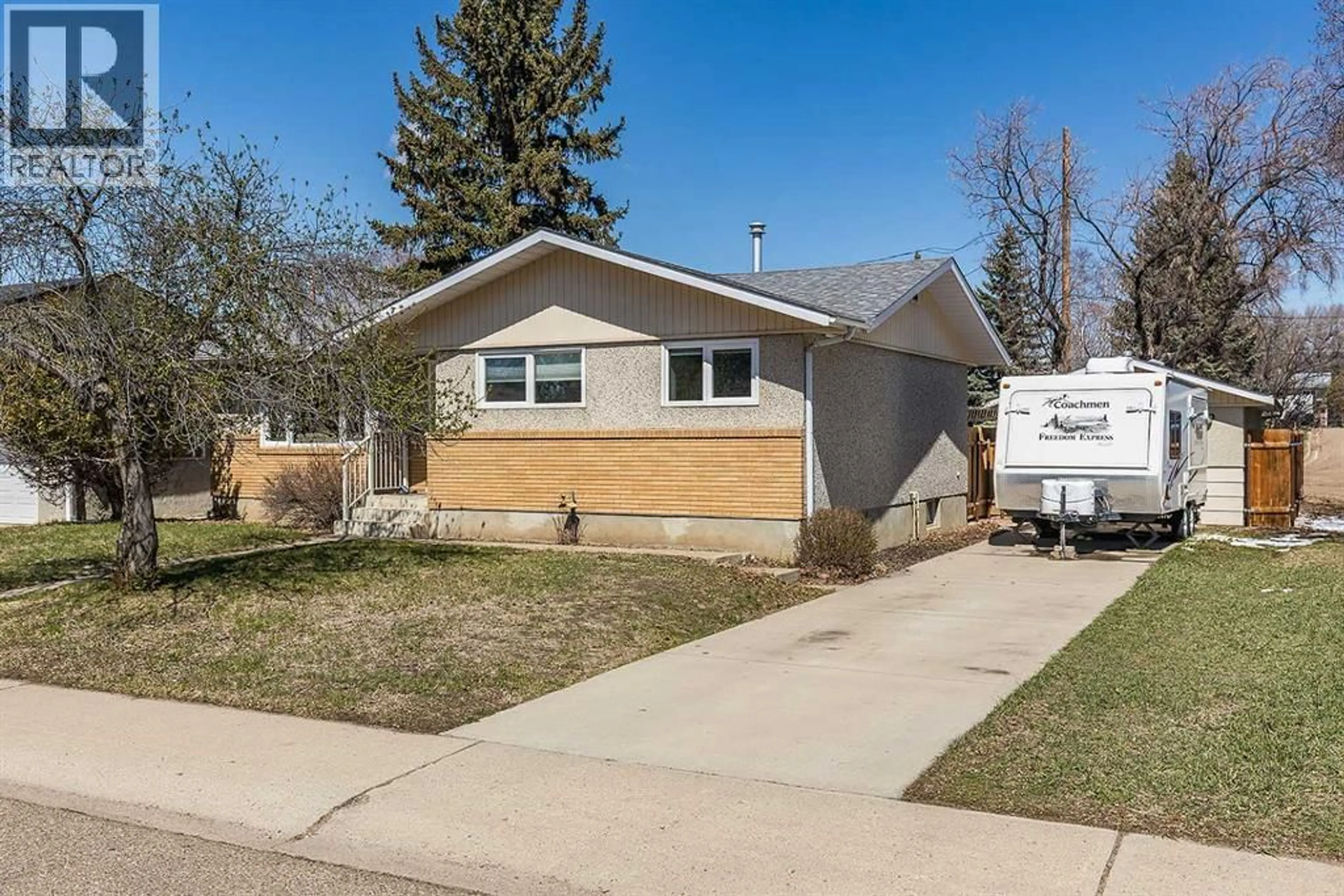 Home with vinyl exterior material, street for 870 16 STREET NORTHEAST, Medicine Hat Alberta T1A5X4