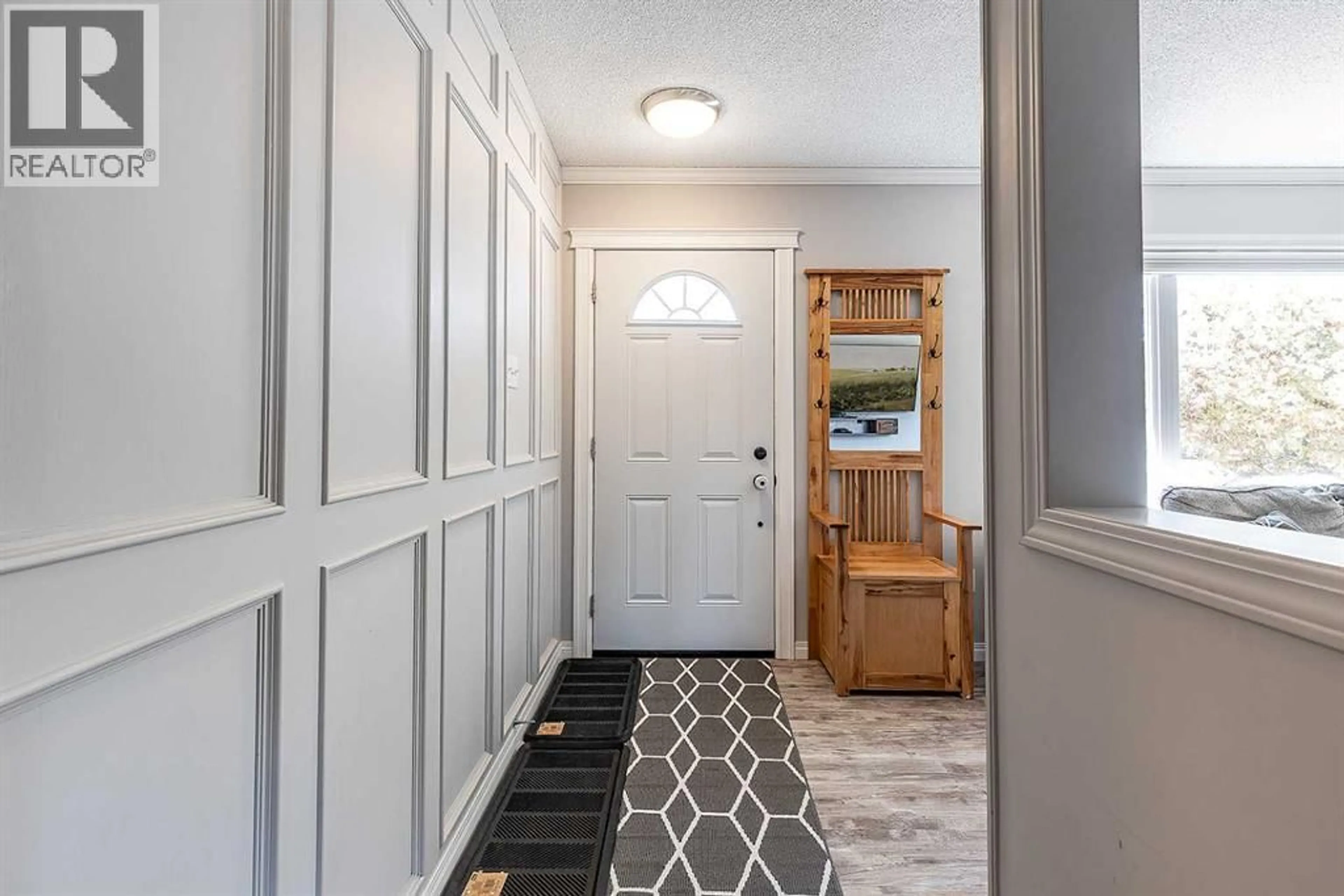 Indoor entryway for 870 16 STREET NORTHEAST, Medicine Hat Alberta T1A5X4