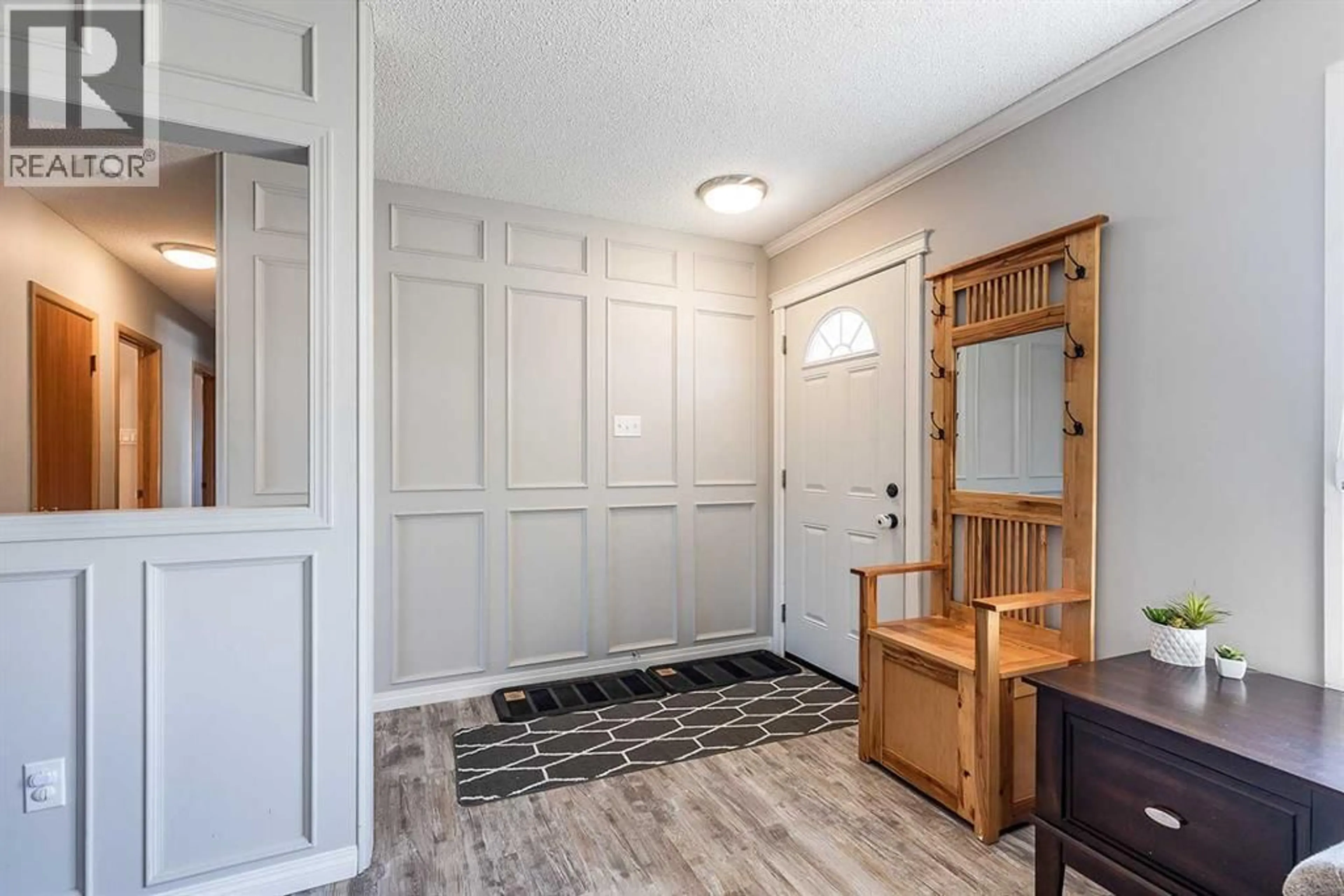 Indoor entryway for 870 16 STREET NORTHEAST, Medicine Hat Alberta T1A5X4