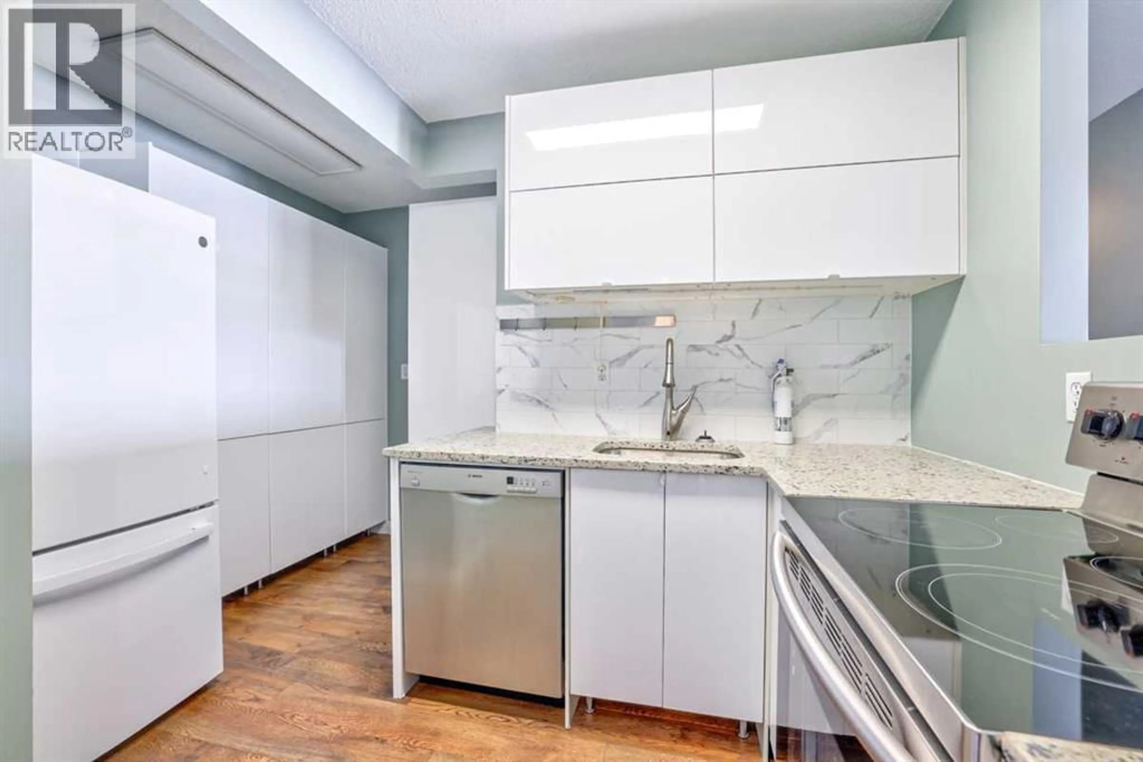 Standard kitchen, ceramic/tile floor for 231 HERITAGE DRIVE SOUTHEAST, Calgary Alberta T2N1N2