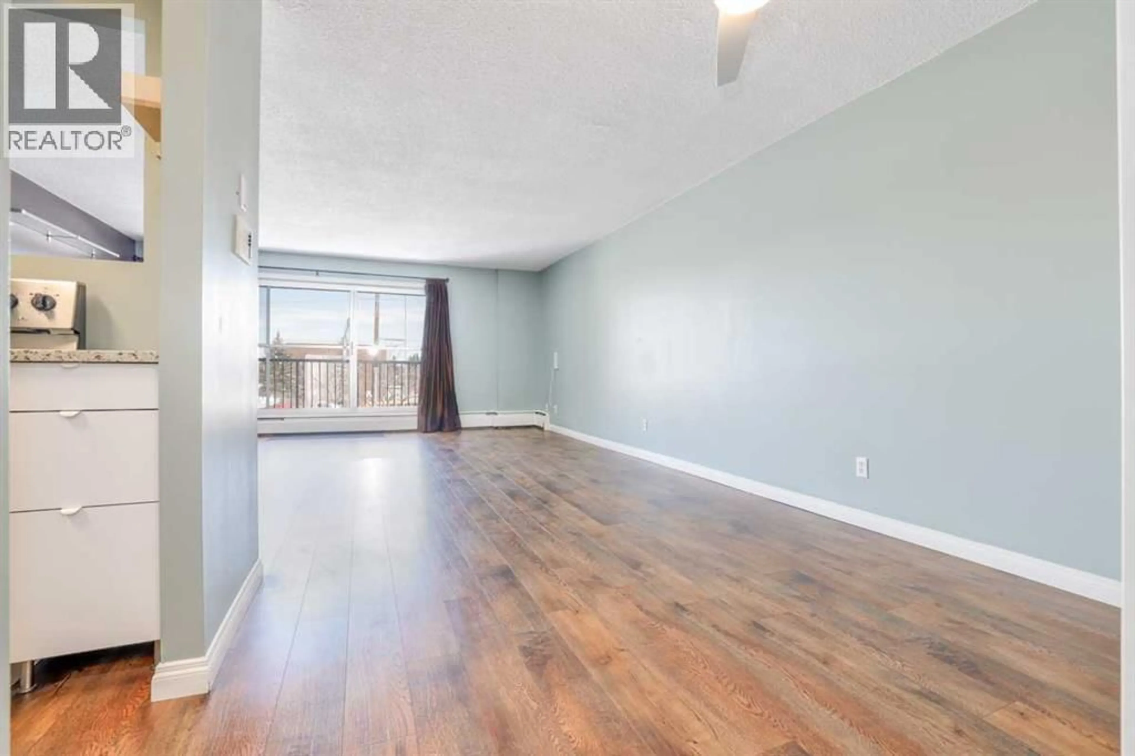 A pic of a room for 231 HERITAGE DRIVE SOUTHEAST, Calgary Alberta T2N1N2