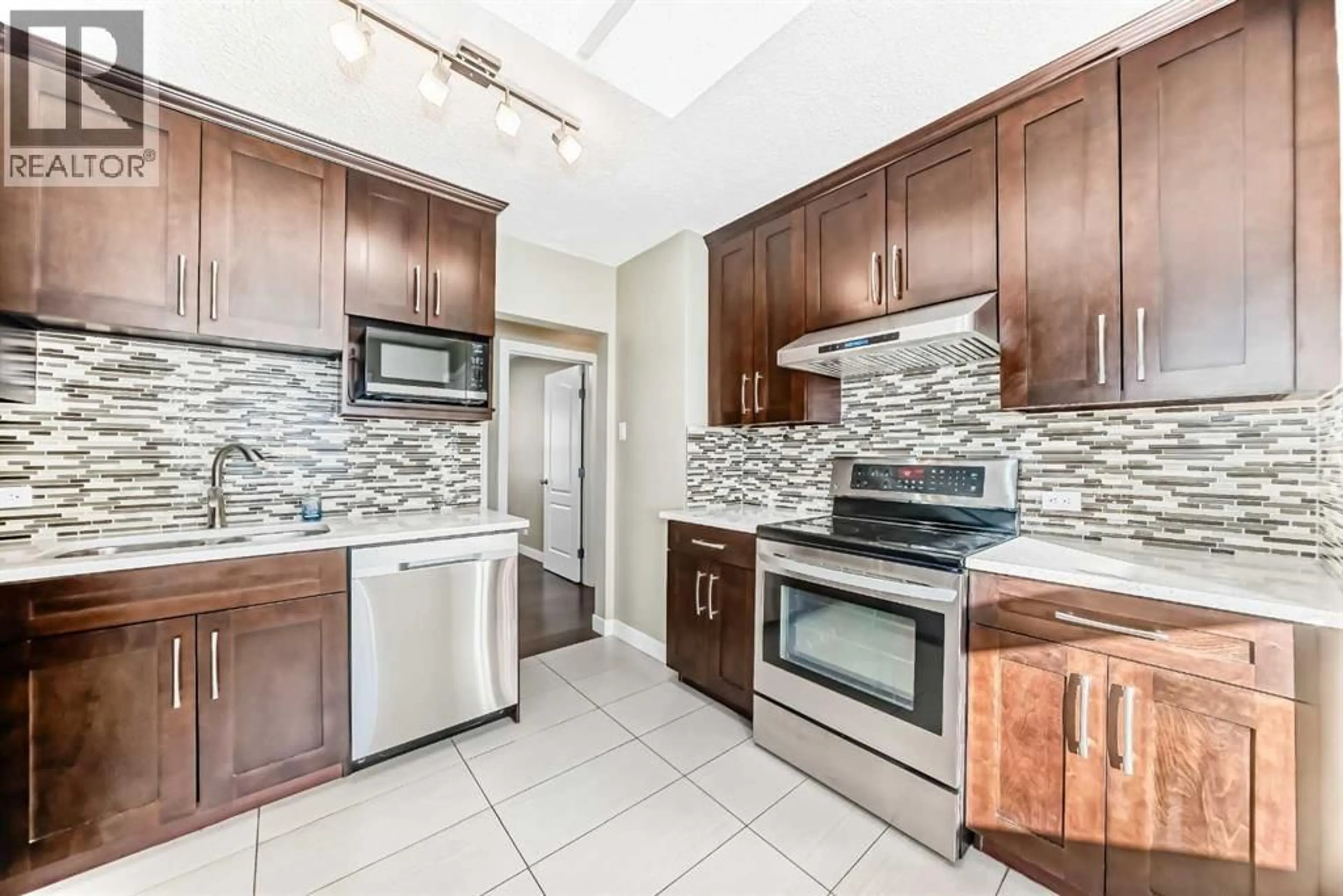 Standard kitchen, ceramic/tile floor for 319 45 AVENUE SOUTHWEST, Calgary Alberta T2S1B3