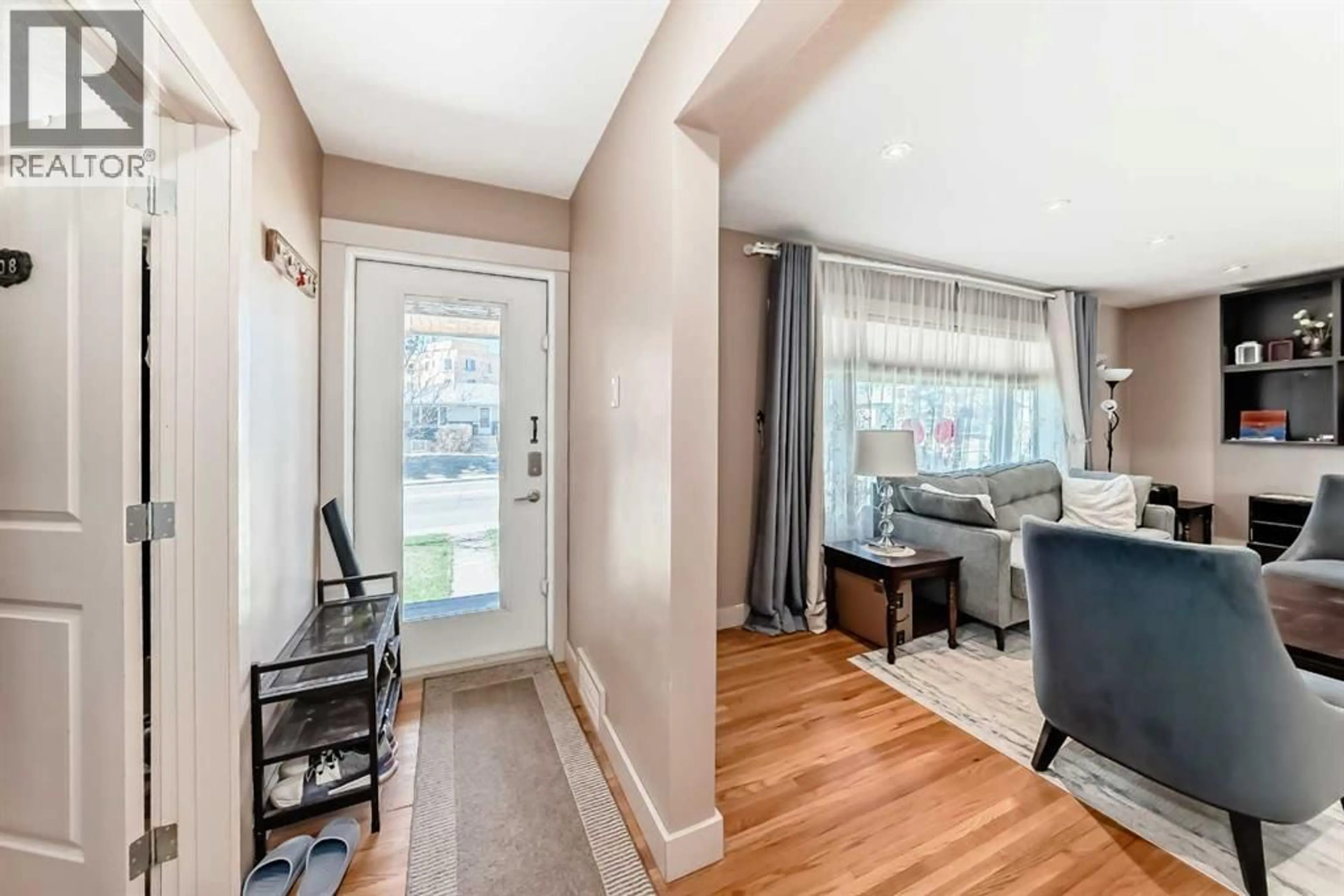 Indoor entryway for 2508 MORLEY TRAIL NORTHWEST, Calgary Alberta T2M4G6