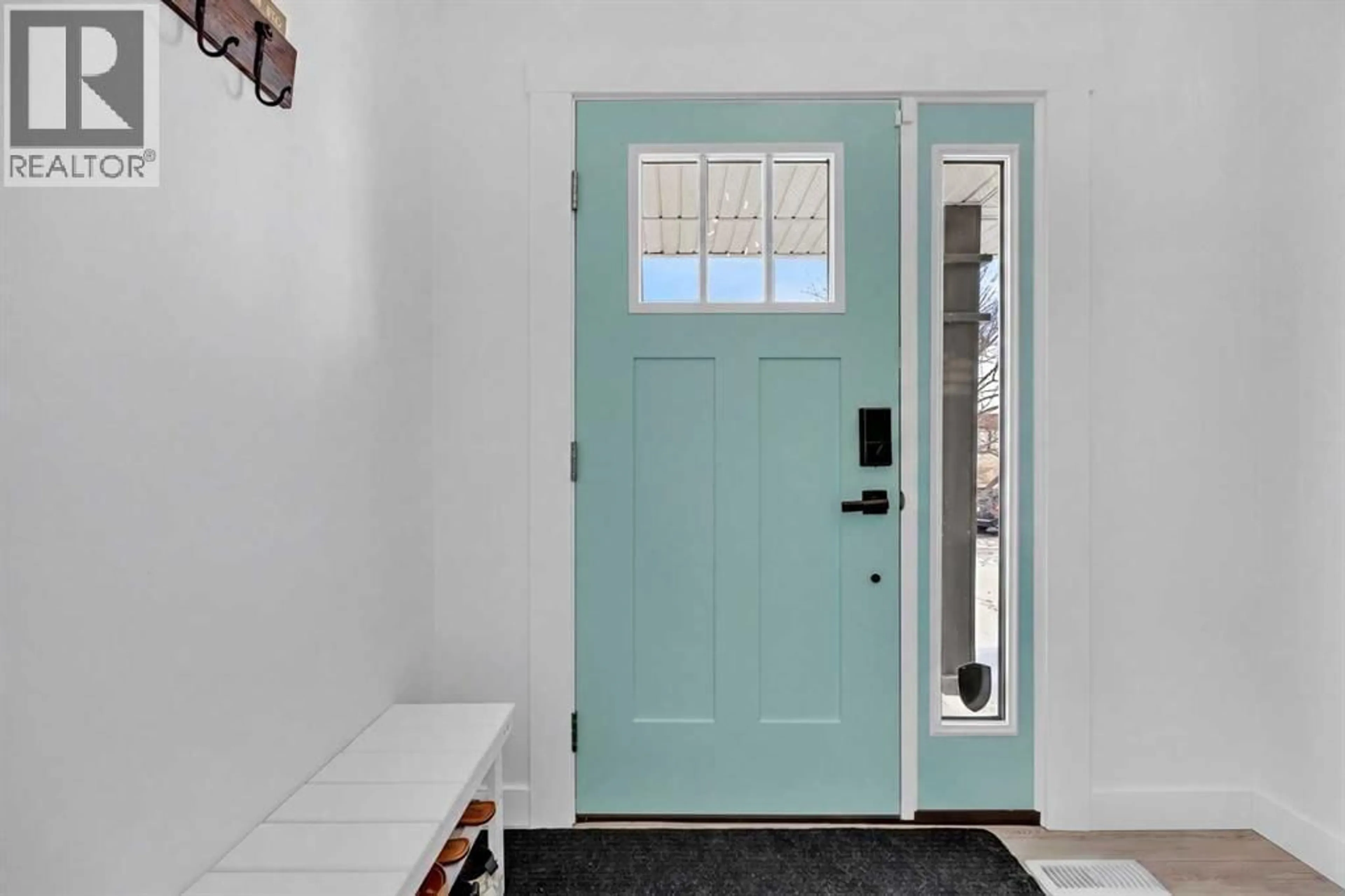Indoor entryway for 5 COUNTRY HILLS DRIVE NORTHWEST, Calgary Alberta T3K4S5