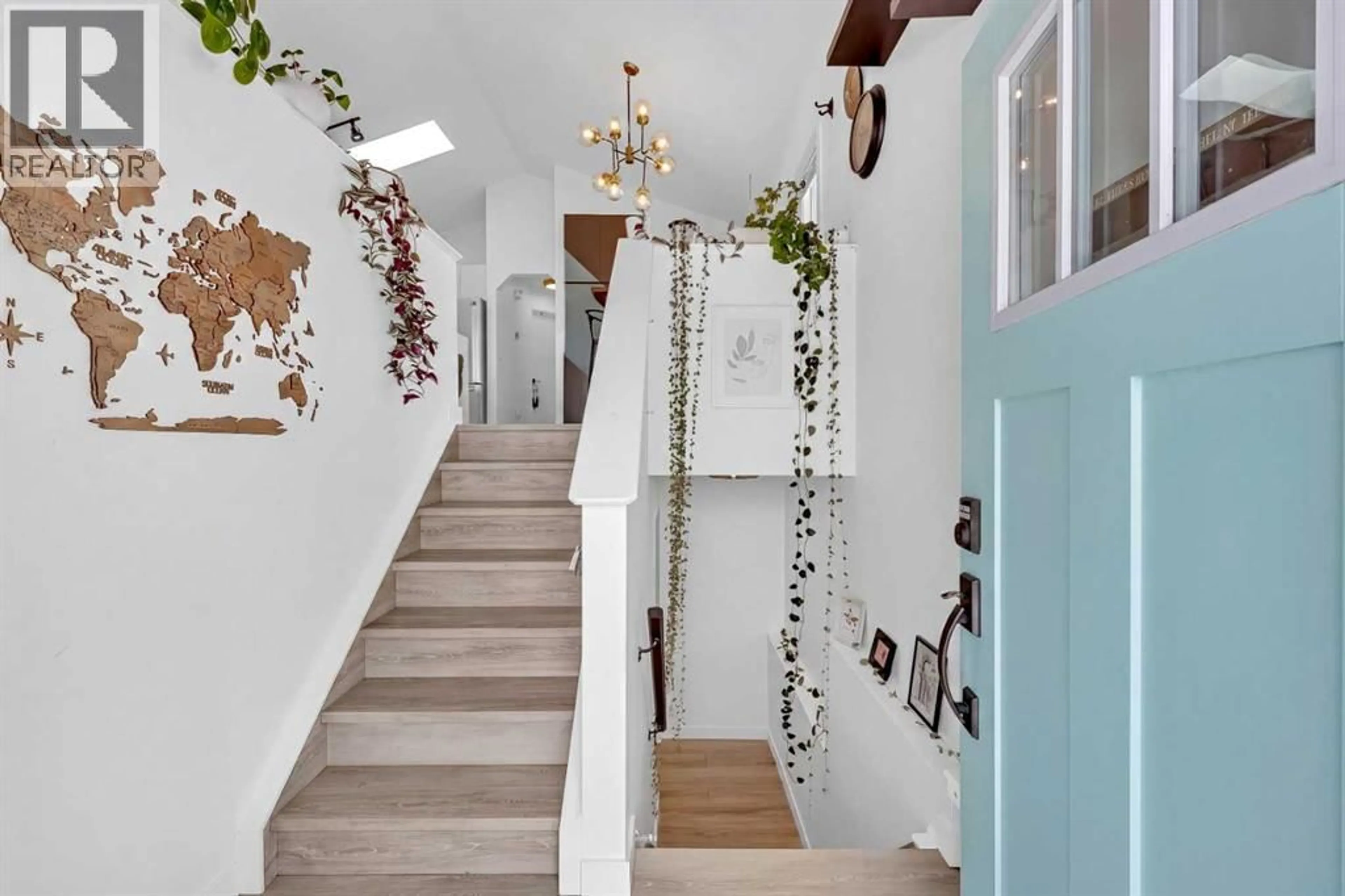 Indoor entryway for 5 COUNTRY HILLS DRIVE NORTHWEST, Calgary Alberta T3K4S5