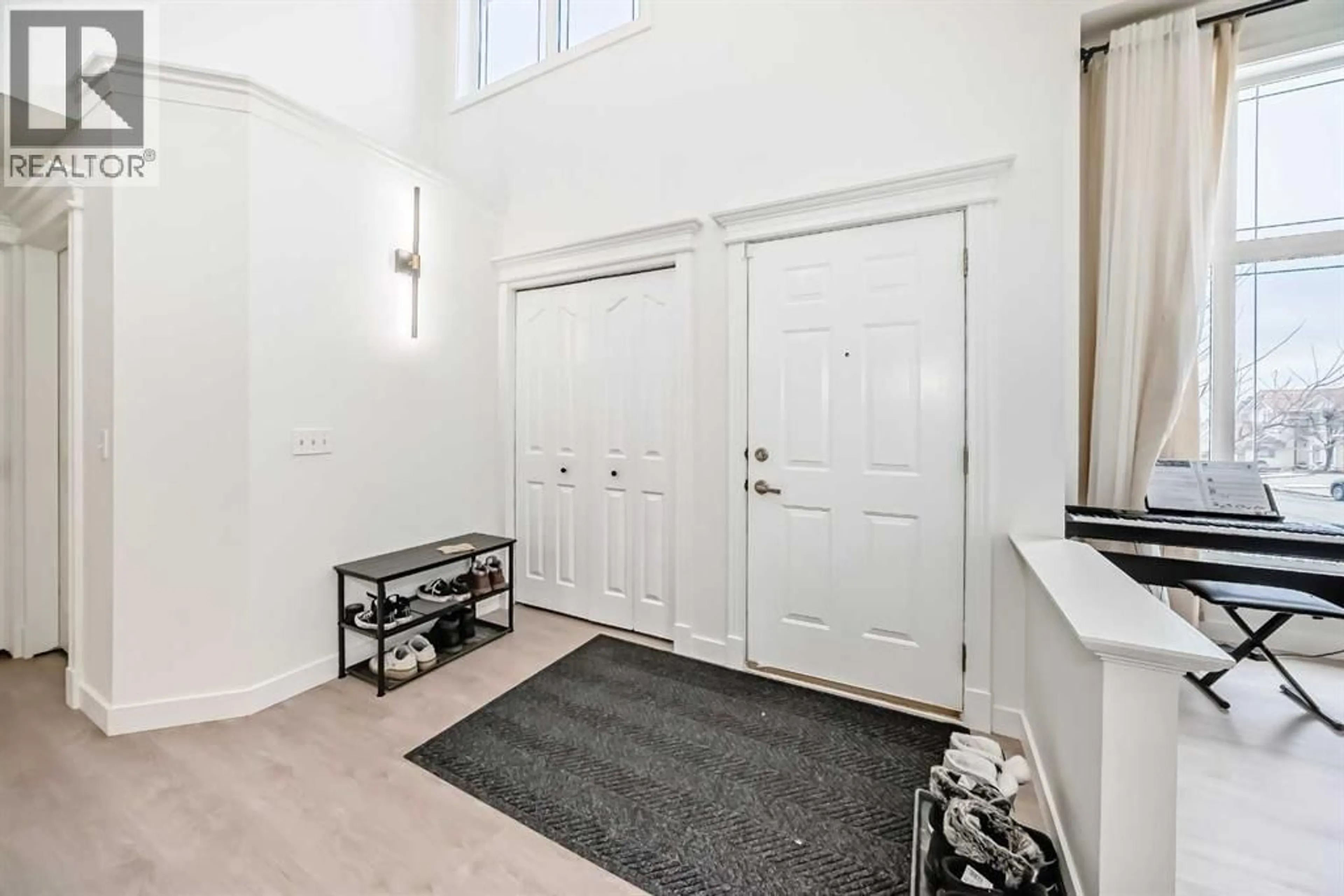 Indoor entryway for 202 HAMPTONS GARDENS NORTHWEST, Calgary Alberta T3A5X4