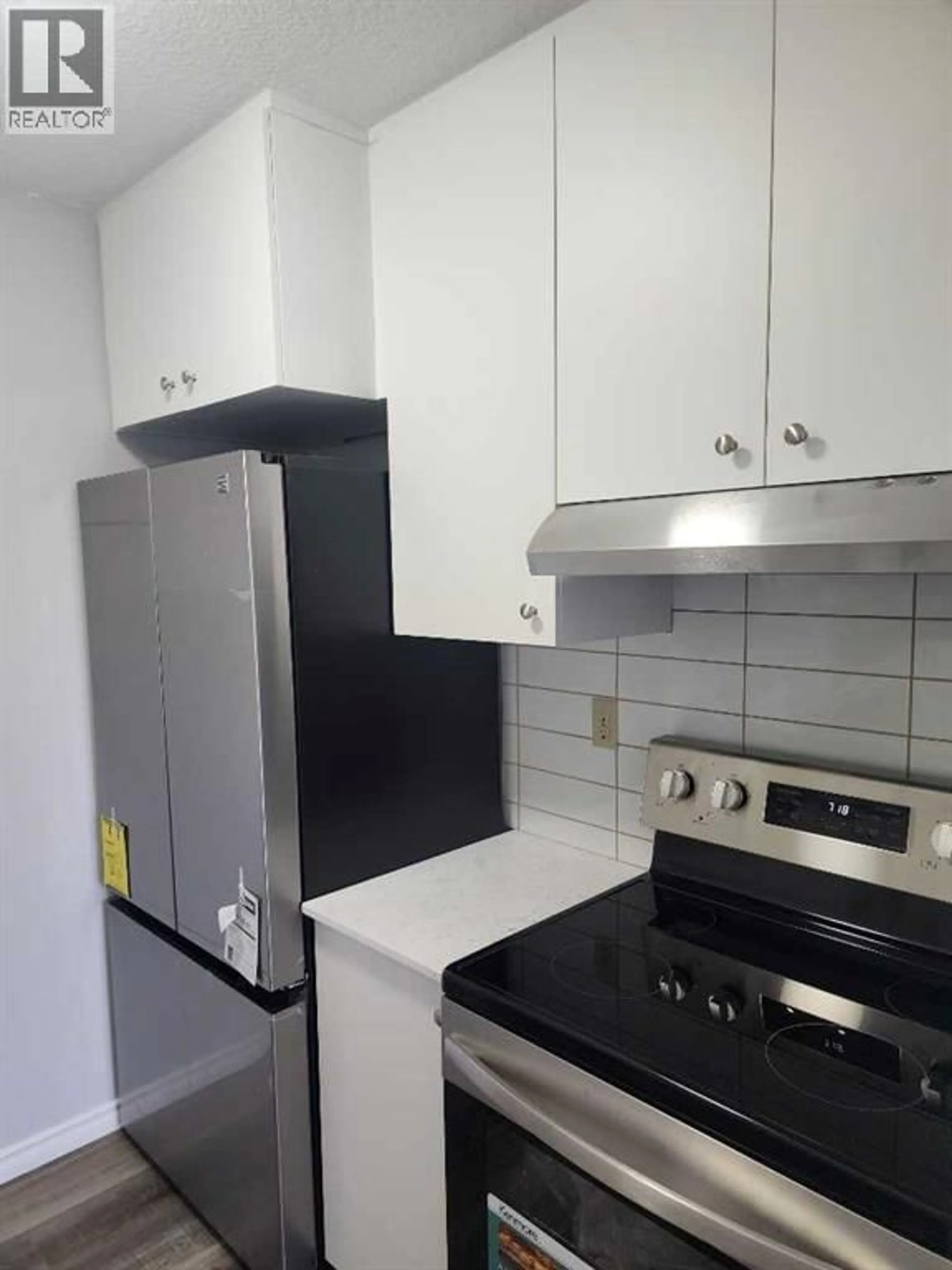 Standard kitchen, unknown for 1404 43 STREET SOUTHEAST, Calgary Alberta T2A5E7