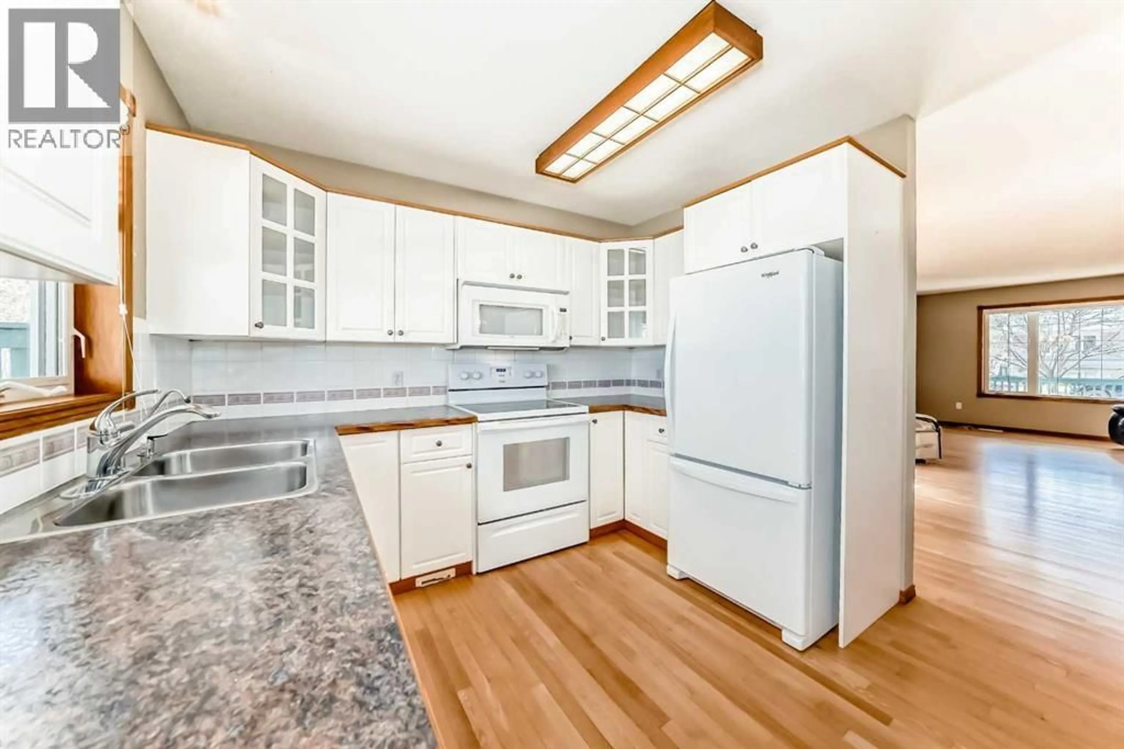 Standard kitchen, unknown for 13 GARDEN ROAD, Lacombe Alberta T4L1R5