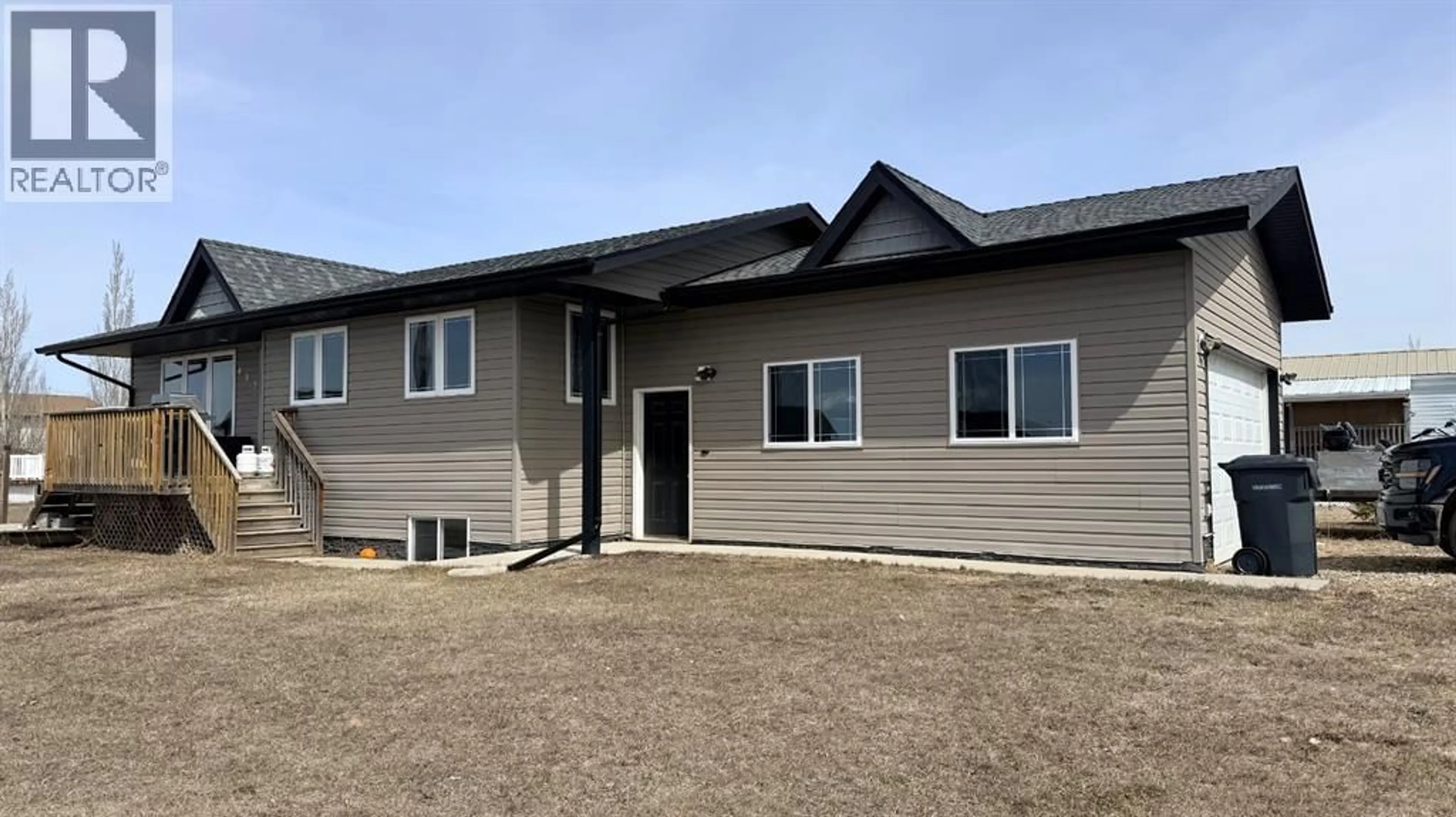 Home with vinyl exterior material, building for 403 5 STREET, Marwayne Alberta T0B2X0
