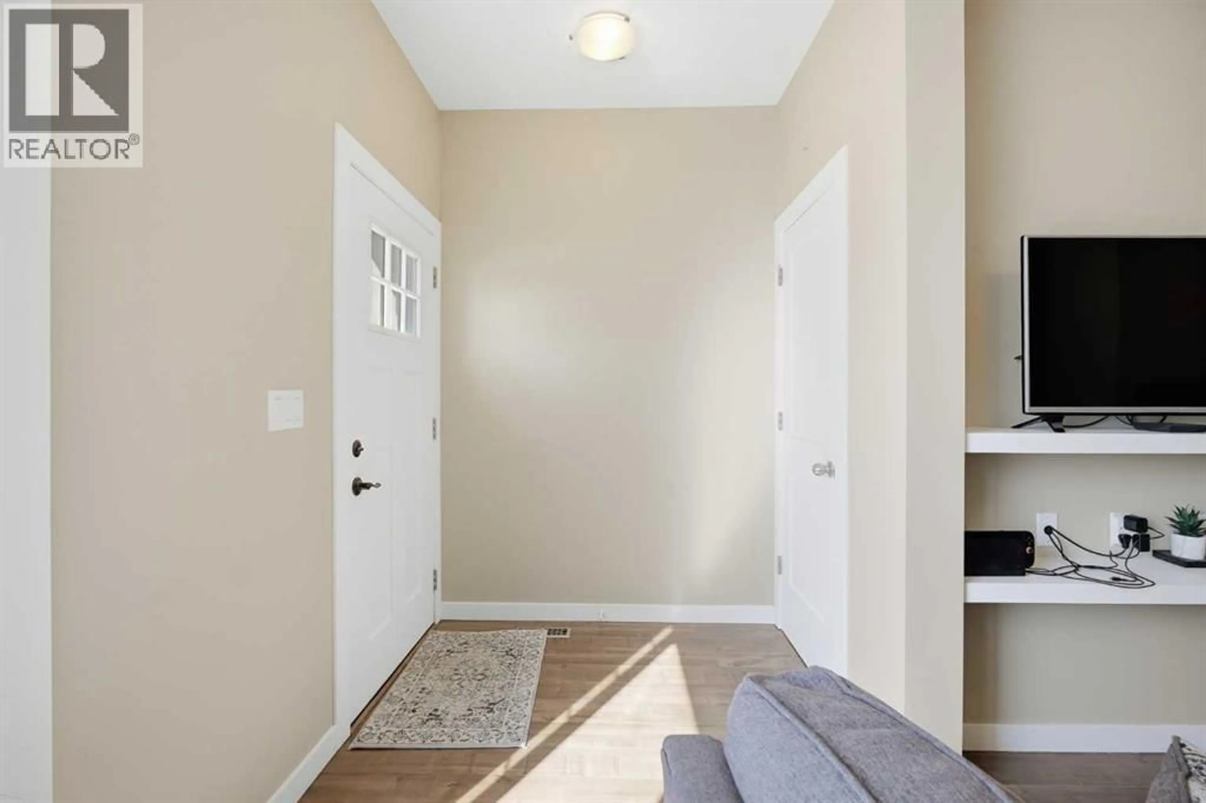 Indoor entryway for 1118 LIMIT AVENUE, Crossfield Alberta T0M0S0