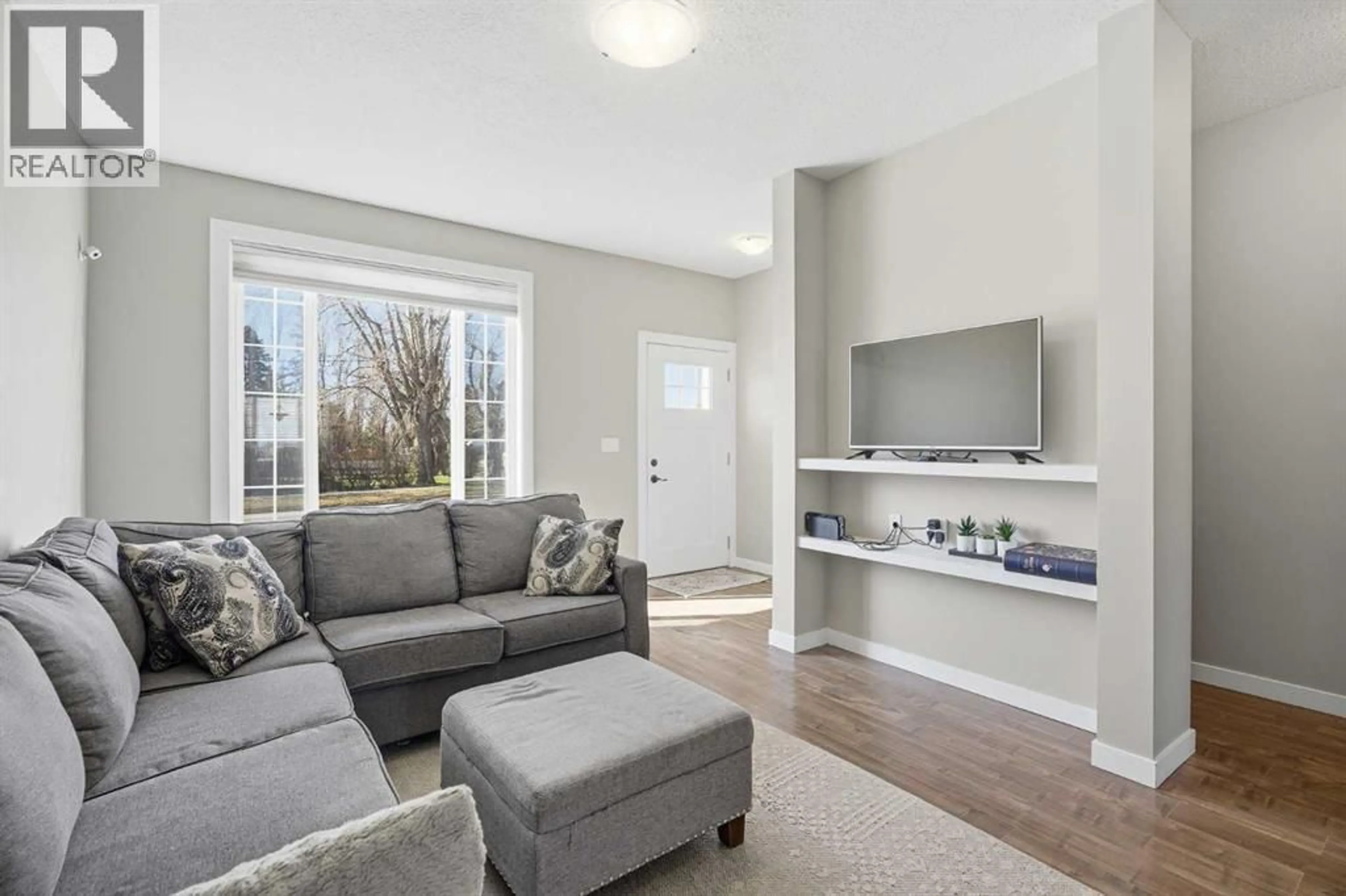 Living room with furniture, unknown for 1118 LIMIT AVENUE, Crossfield Alberta T0M0S0