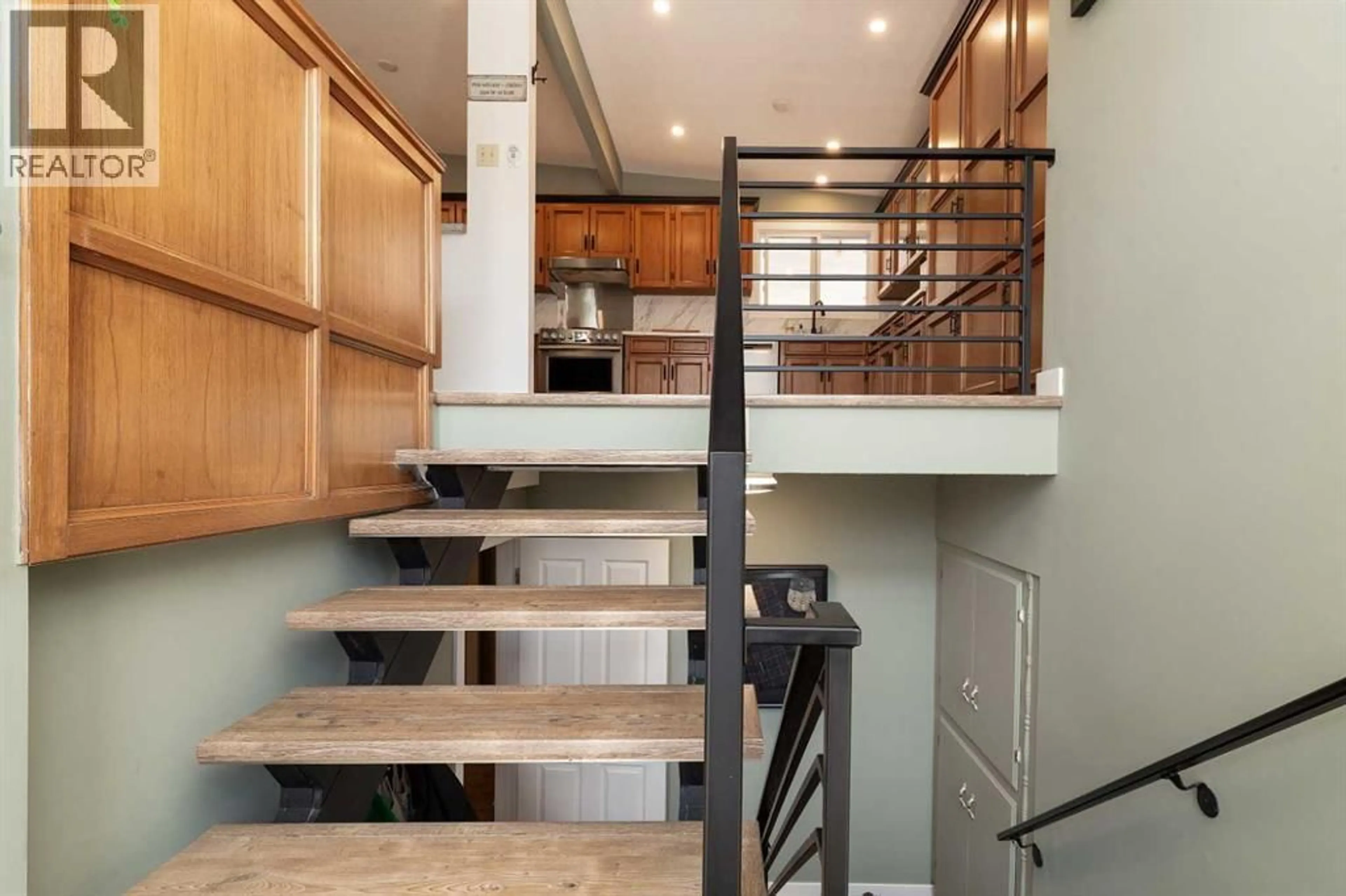 Stairs for 321 NORMANDY ROAD SOUTH, Lethbridge Alberta T1J3X9