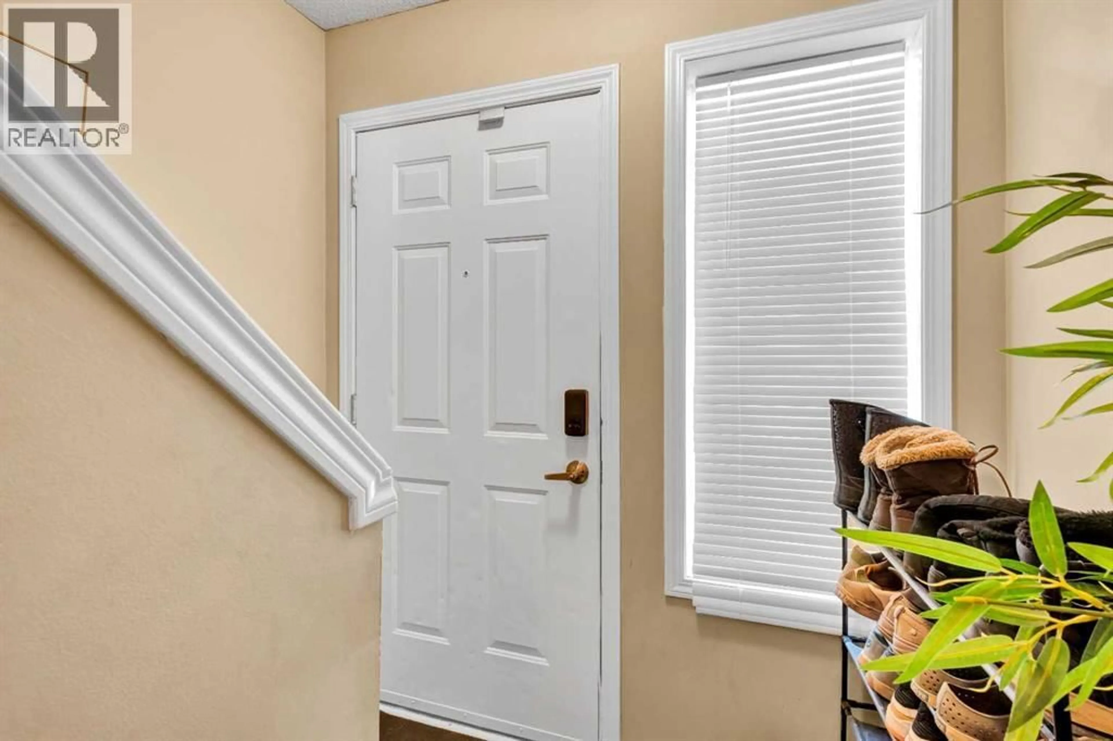 Indoor entryway for 200 HIDDEN HILLS TERRACE NORTHWEST, Calgary Alberta T3A6E8