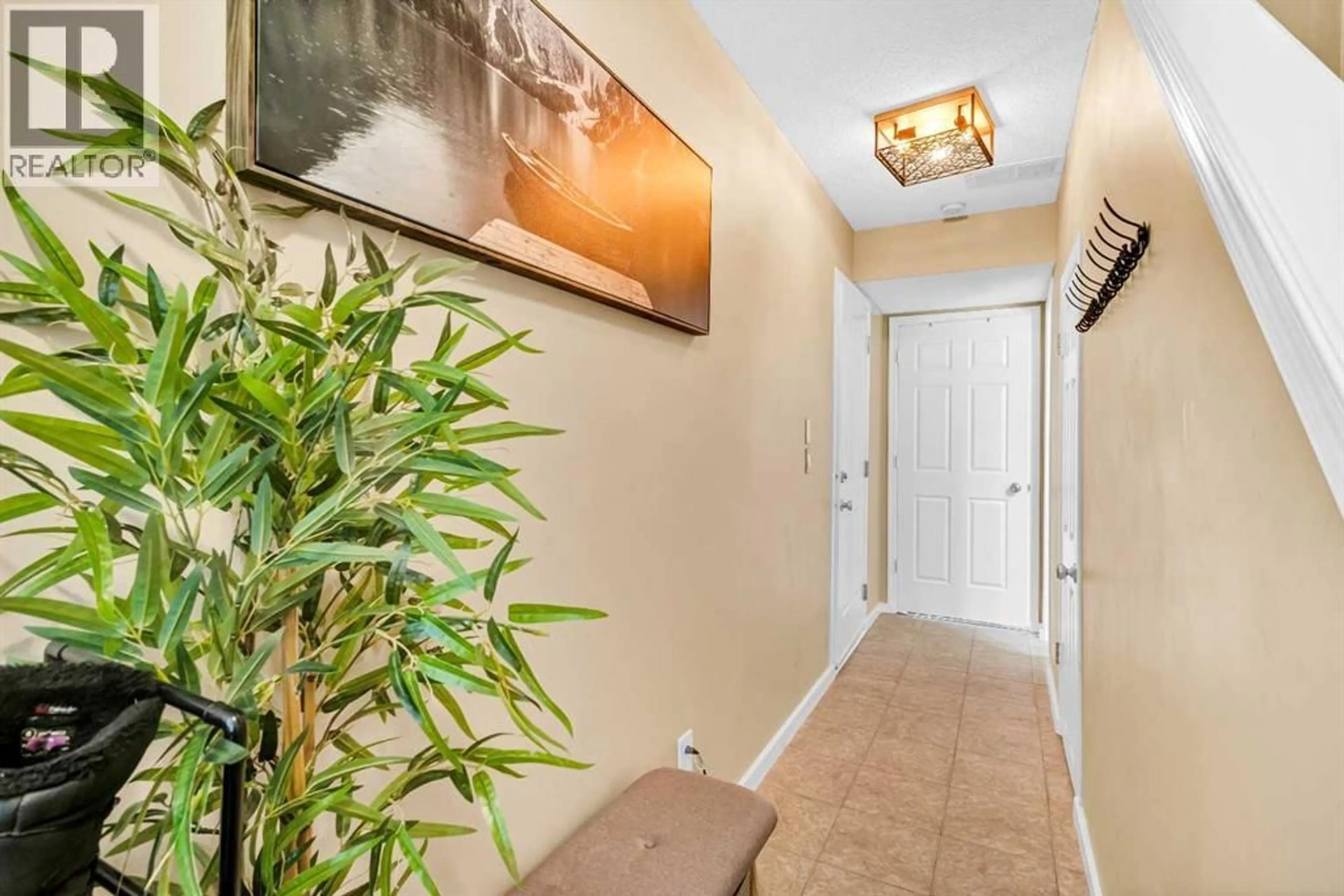 Indoor entryway for 200 HIDDEN HILLS TERRACE NORTHWEST, Calgary Alberta T3A6E8