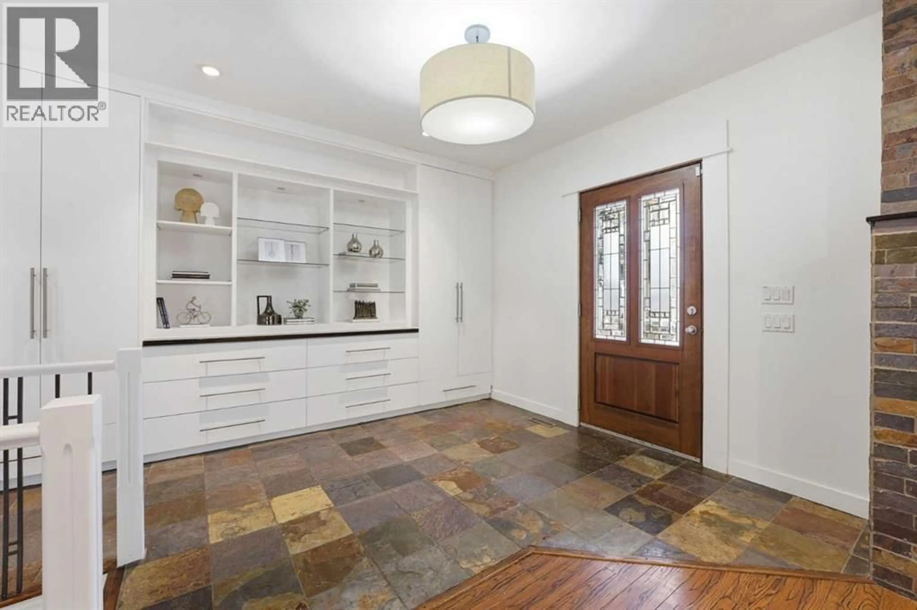 Indoor entryway for 2623 GLENMOUNT DRIVE SOUTHWEST, Calgary Alberta T3E4C2