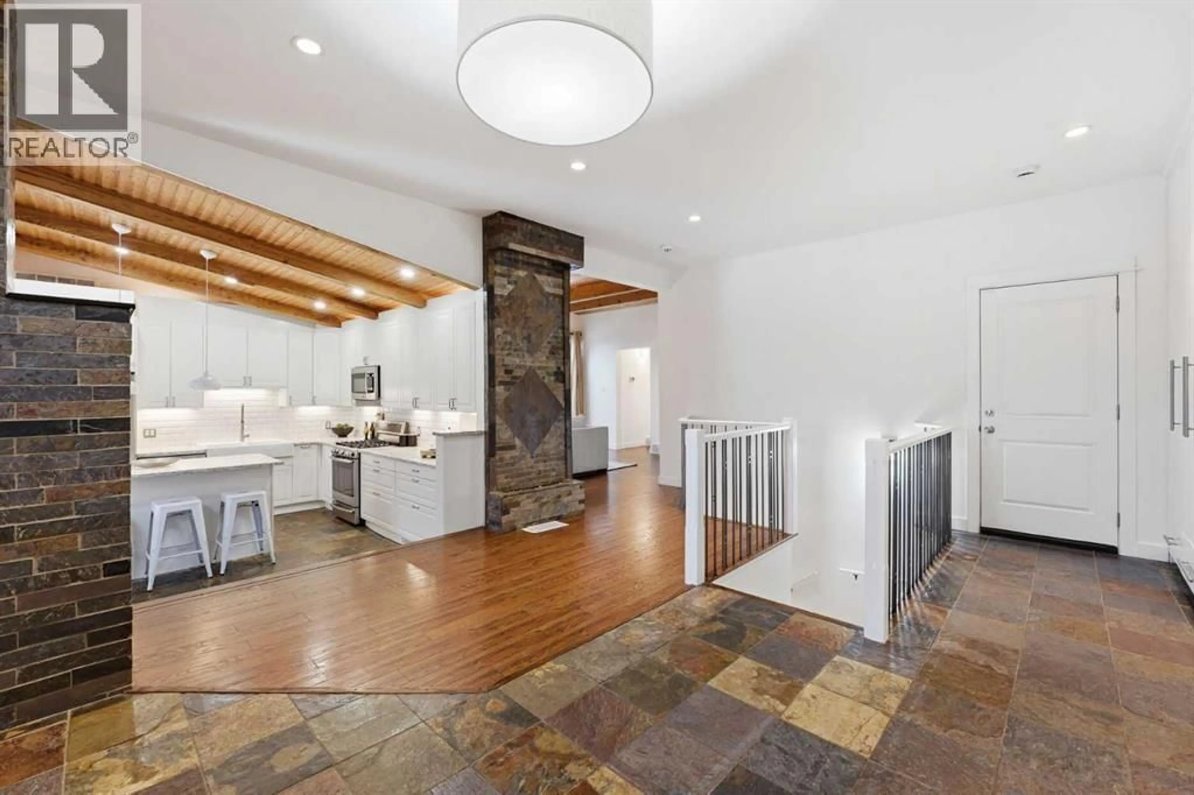 Indoor entryway for 2623 GLENMOUNT DRIVE SOUTHWEST, Calgary Alberta T3E4C2