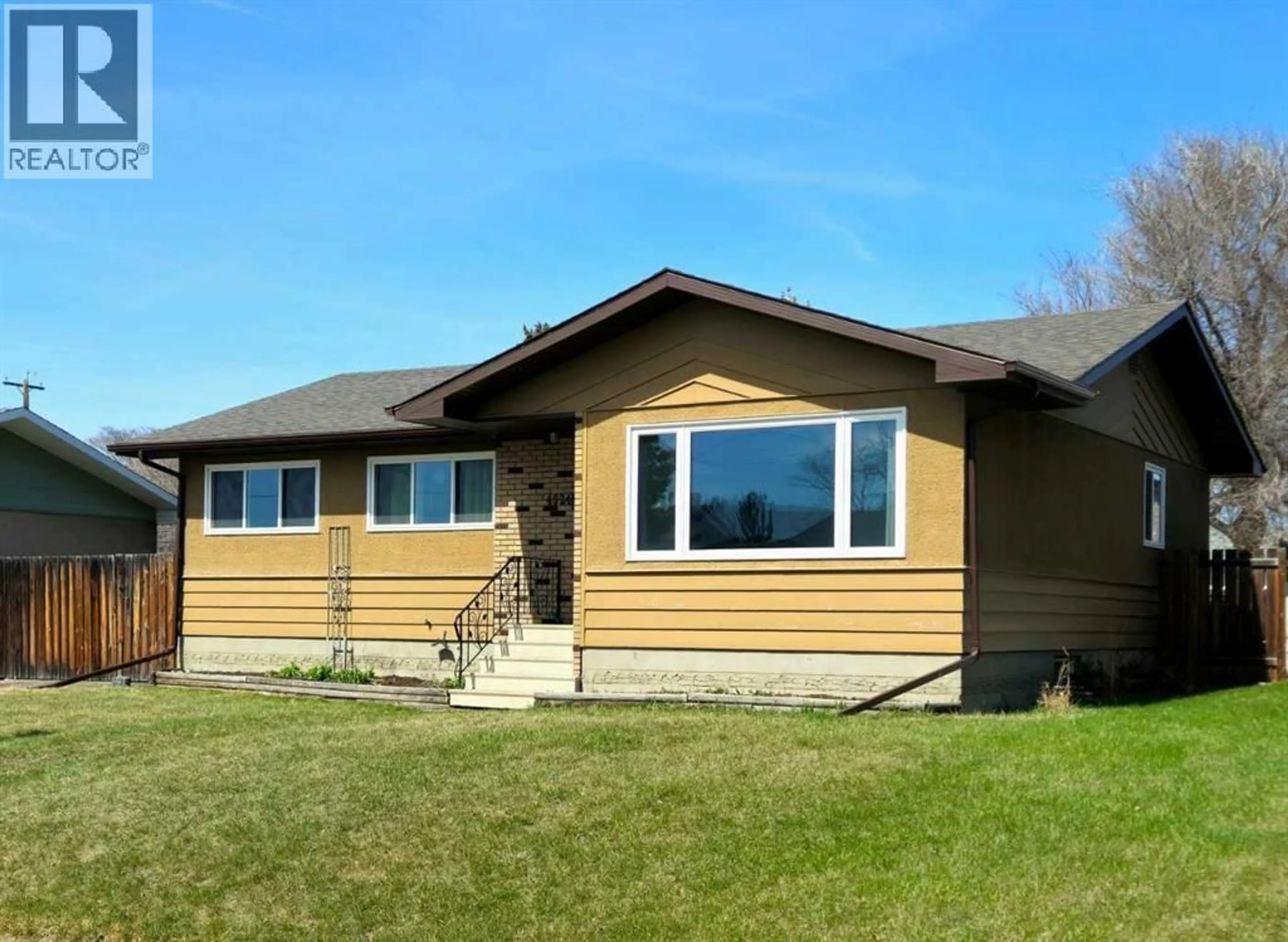 Home with vinyl exterior material, unknown for 4924 39 STREET, Innisfail Alberta T4G1J2