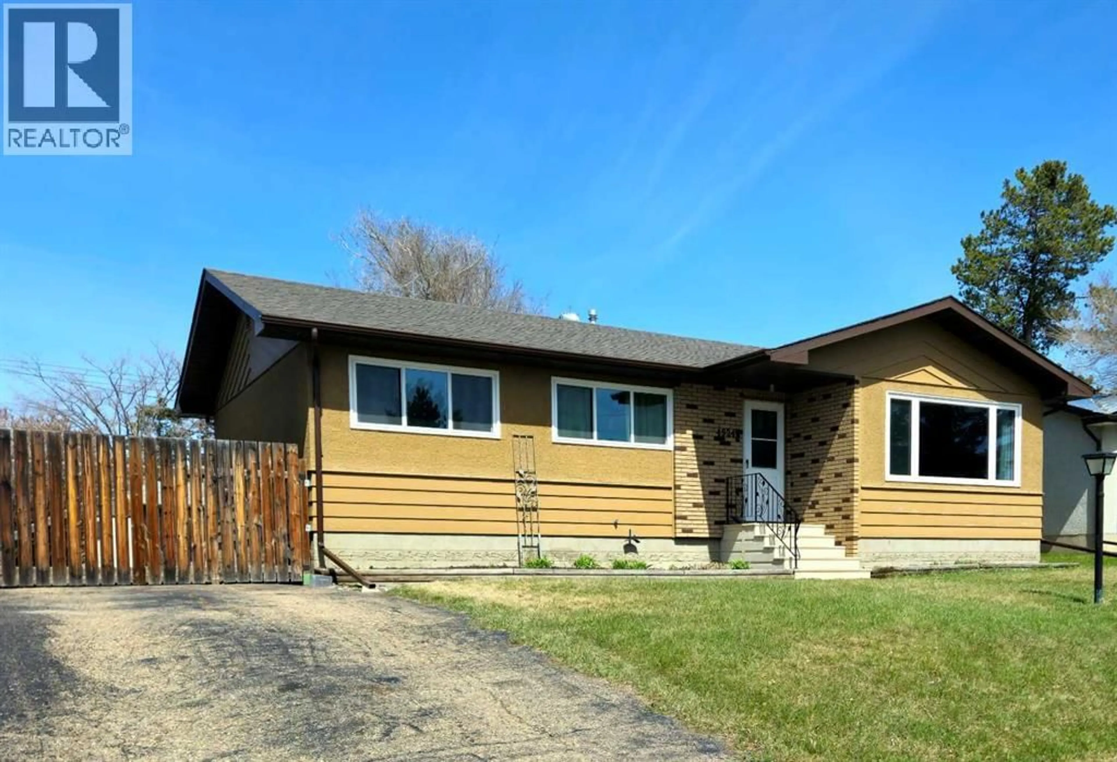Home with vinyl exterior material, street for 4924 39 STREET, Innisfail Alberta T4G1J2