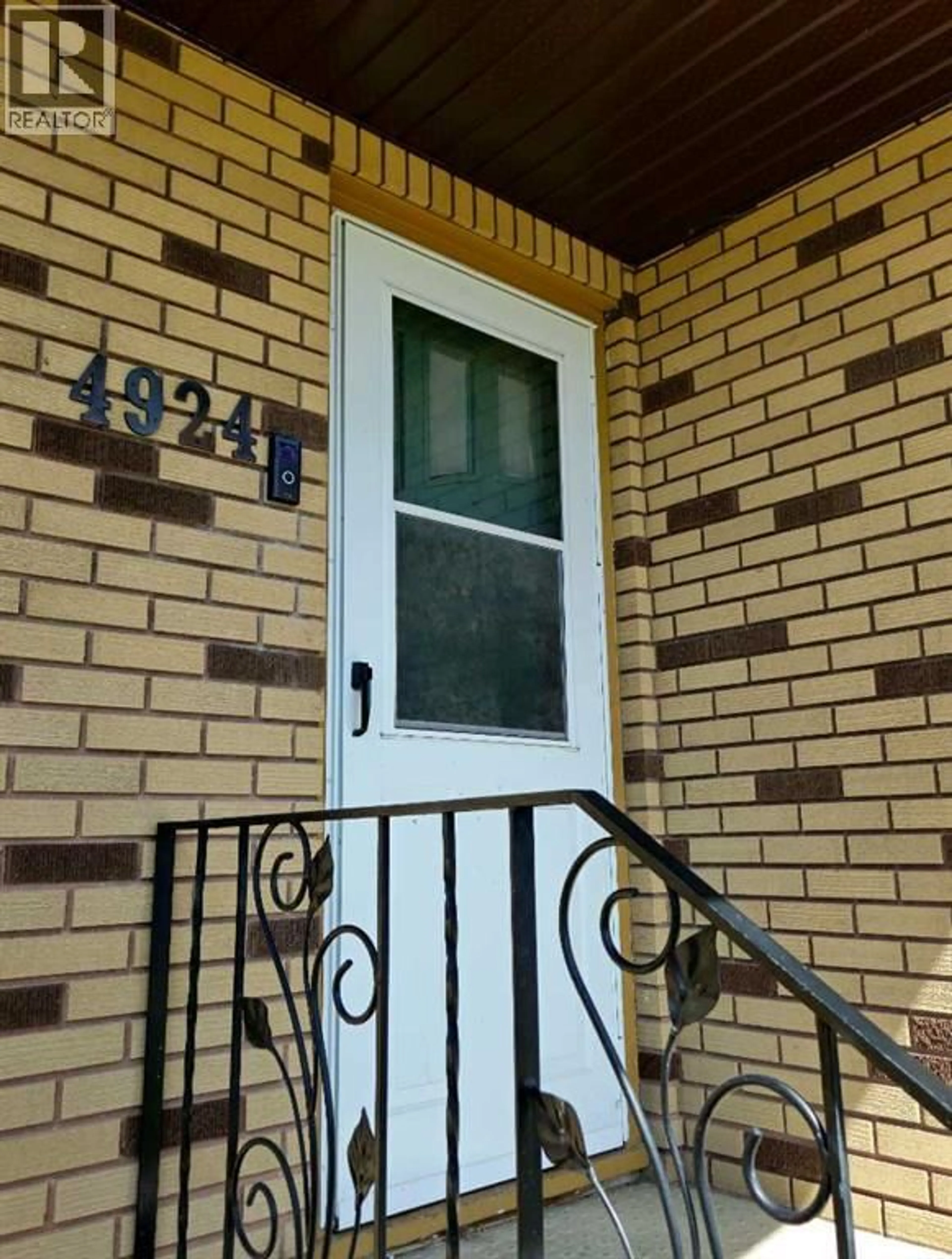 Indoor entryway for 4924 39 STREET, Innisfail Alberta T4G1J2