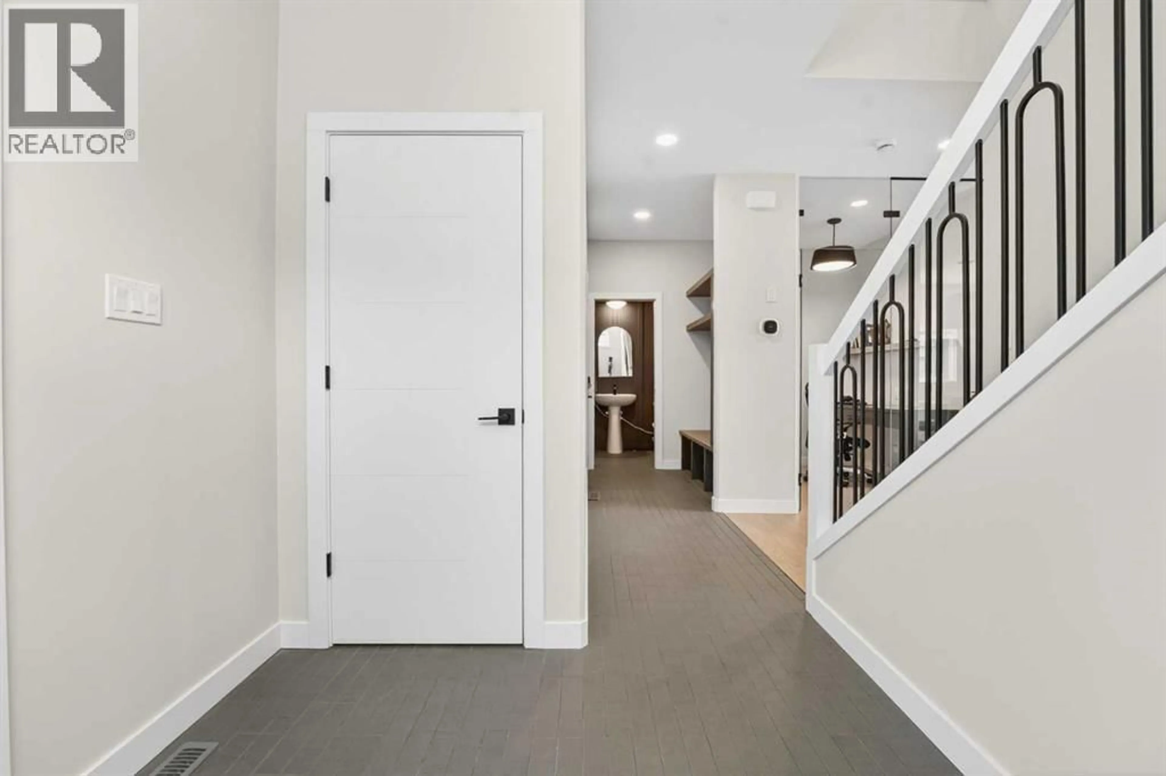 Indoor entryway for 640 DEVONIA ROAD WEST, Lethbridge Alberta T1J5W3
