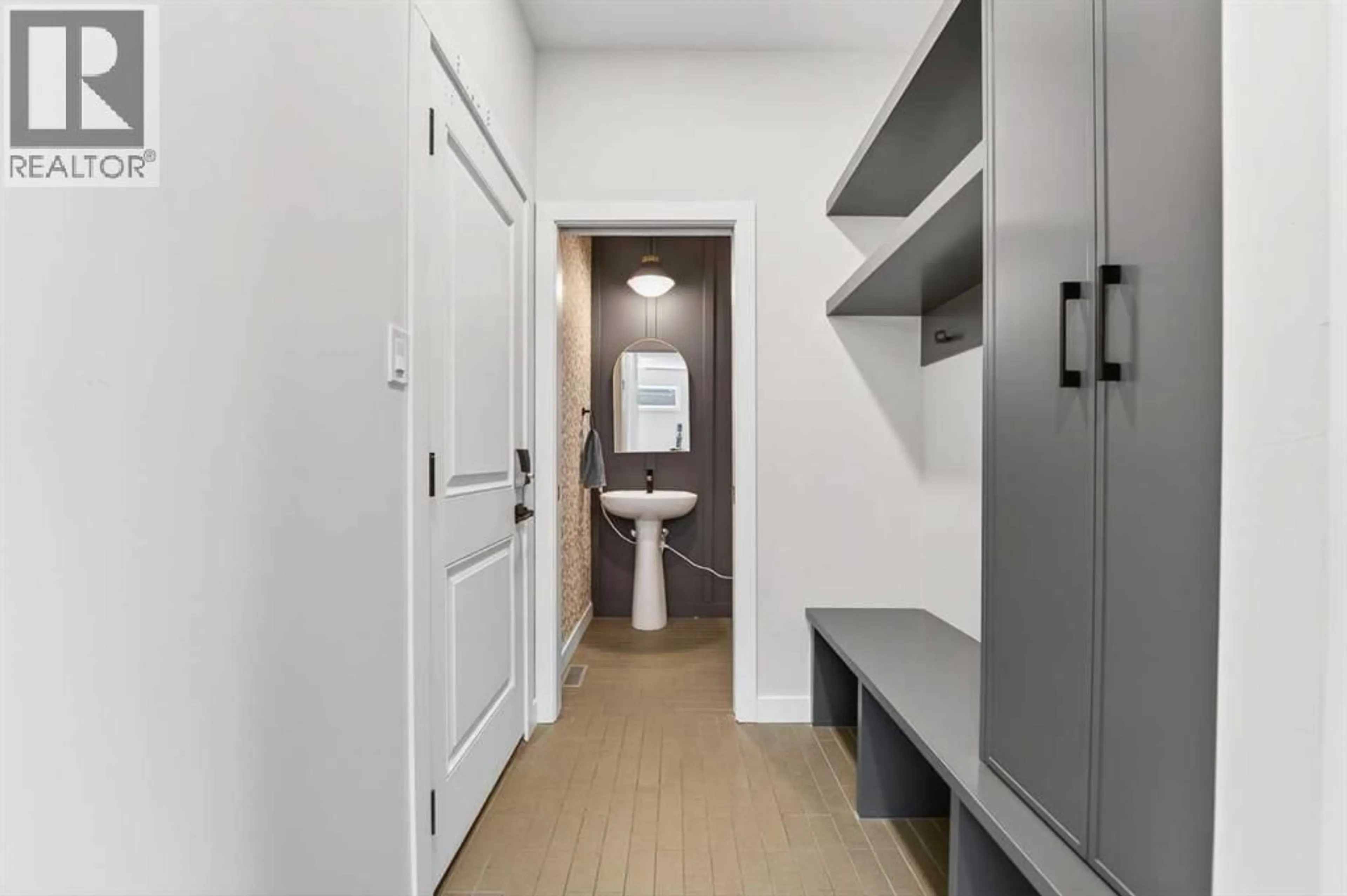 Indoor entryway for 640 DEVONIA ROAD WEST, Lethbridge Alberta T1J5W3