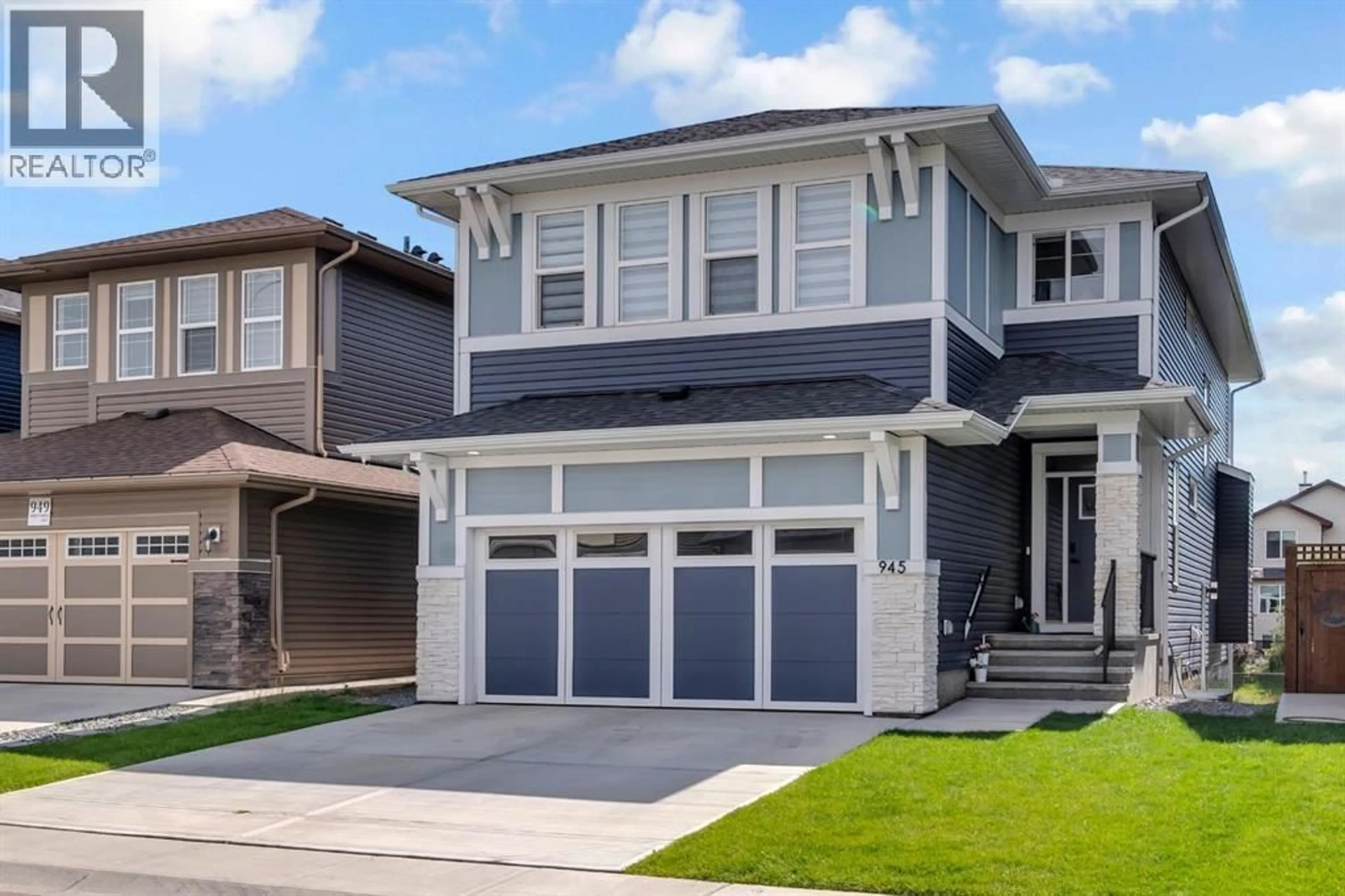 Home with vinyl exterior material, street for 945 MIDTOWN AVENUE SOUTHWEST, Airdrie Alberta T4B4V8
