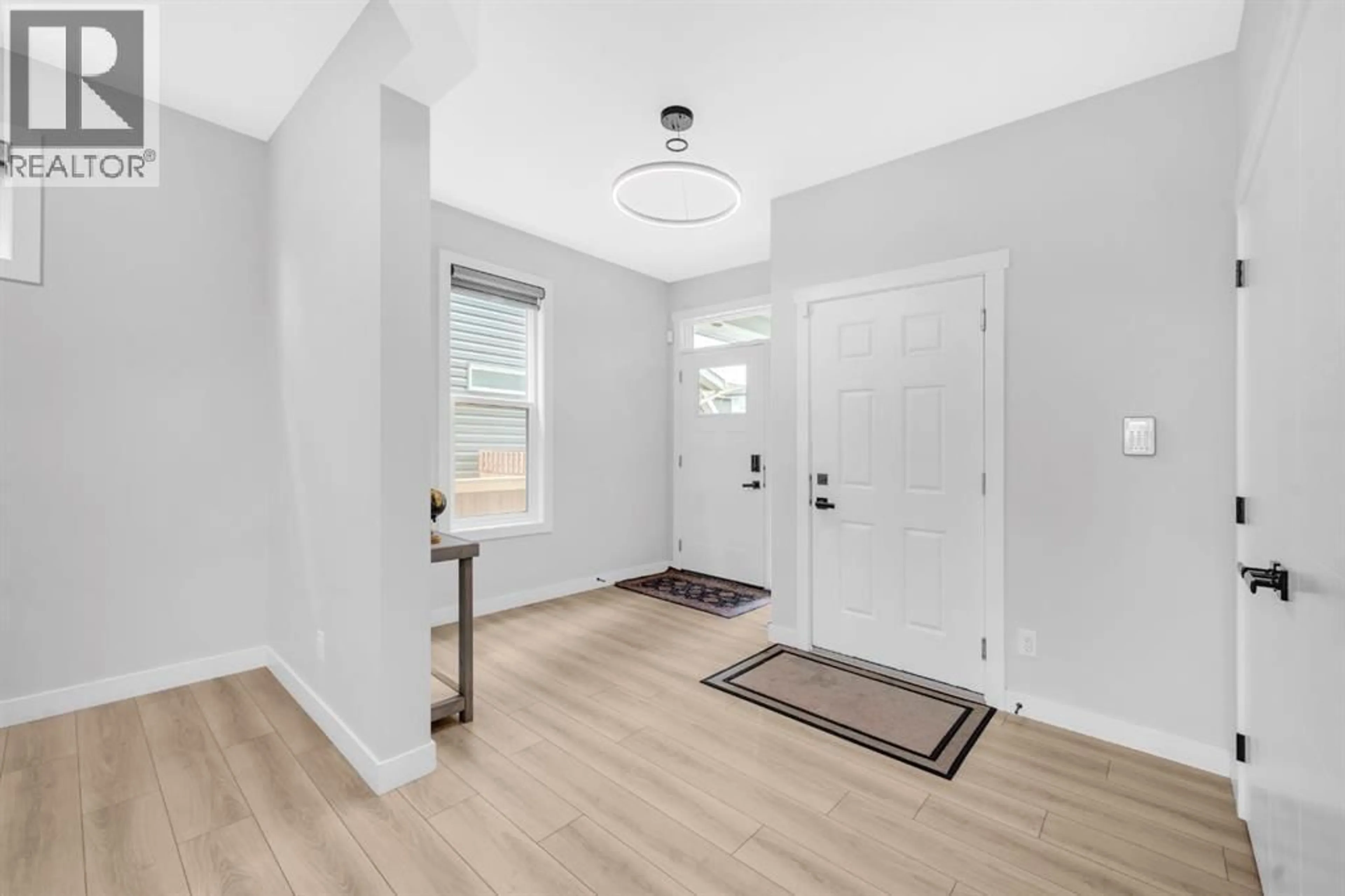 Indoor entryway for 945 MIDTOWN AVENUE SOUTHWEST, Airdrie Alberta T4B4V8
