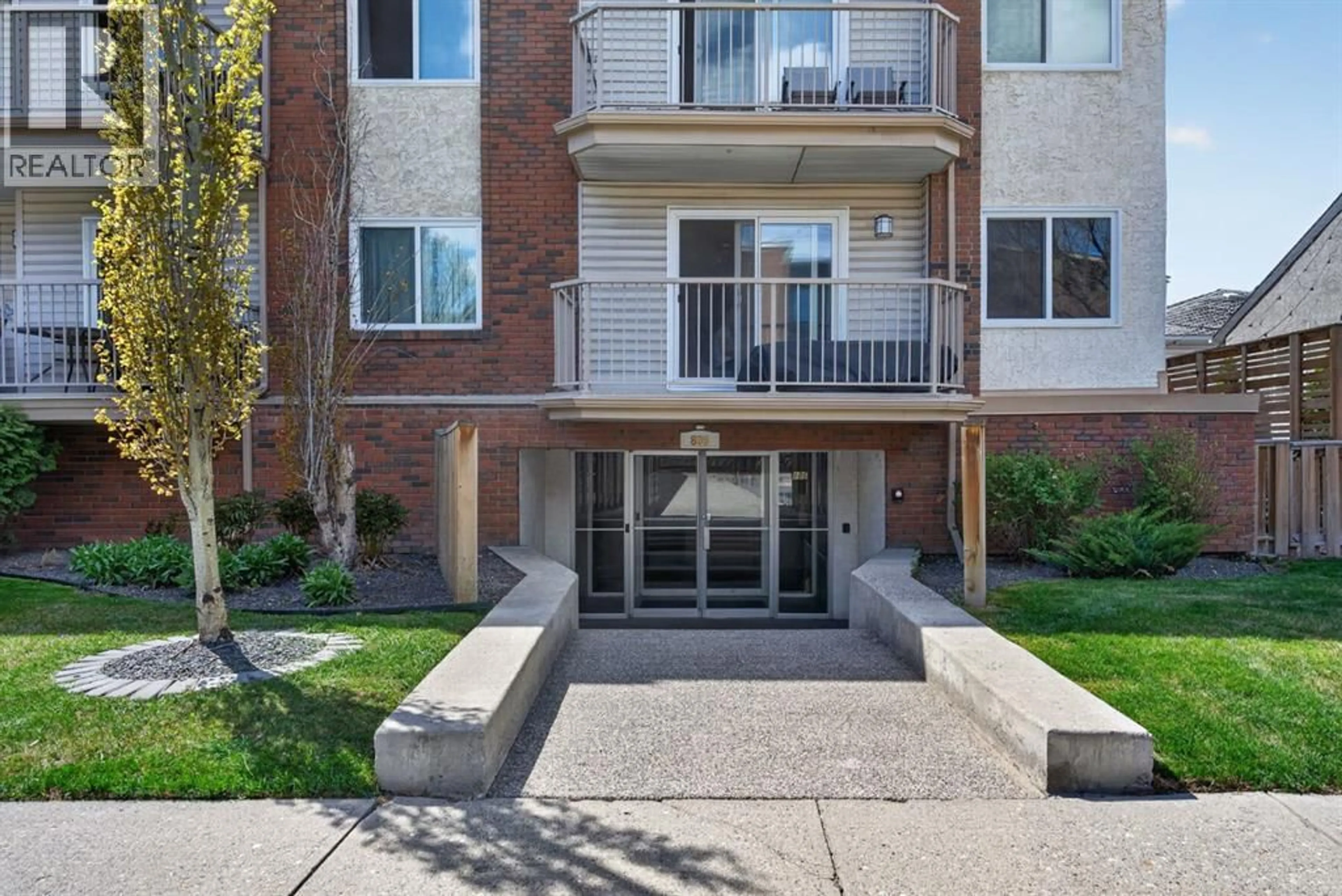 Patio, street for 809 4 STREET NORTHEAST, Calgary Alberta T2E3S9