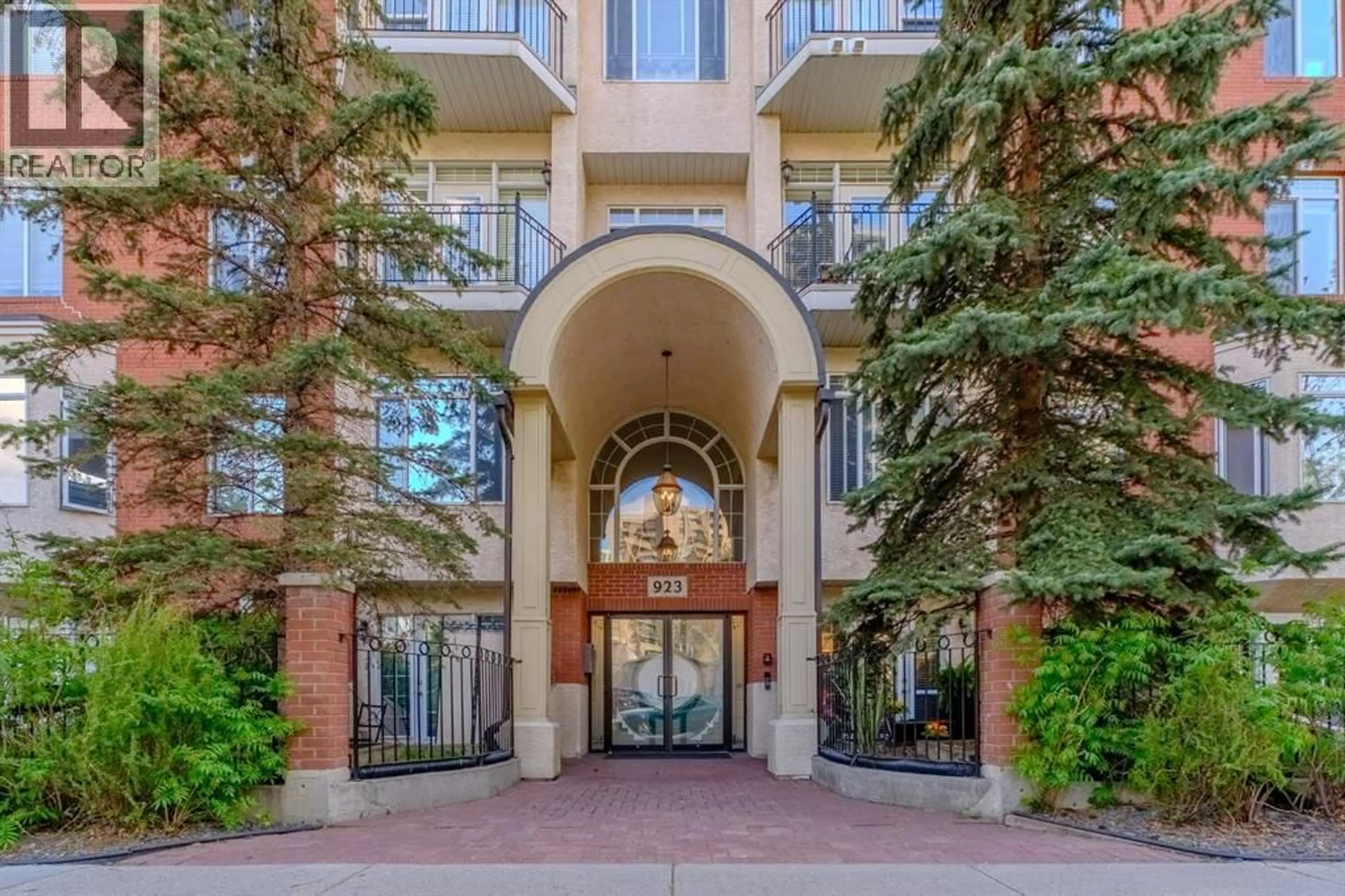 Indoor foyer for 923 15 AVENUE SOUTHWEST, Calgary Alberta T2R0S2